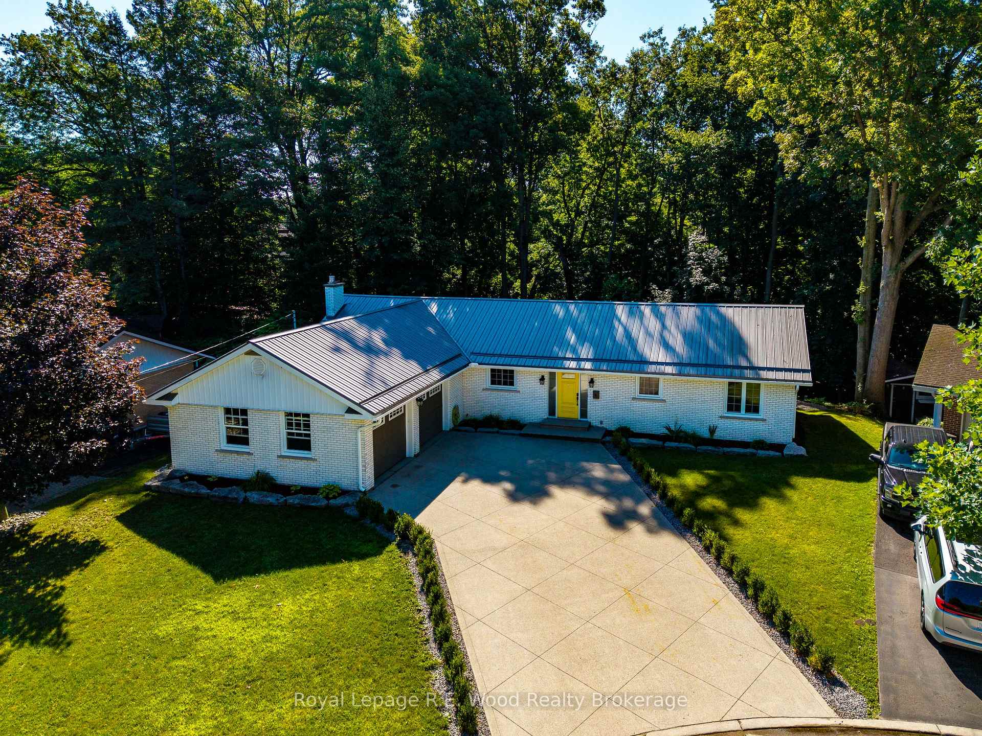 Photo 3 of 6 Highland Drive, Tillsonburg — HOMEH