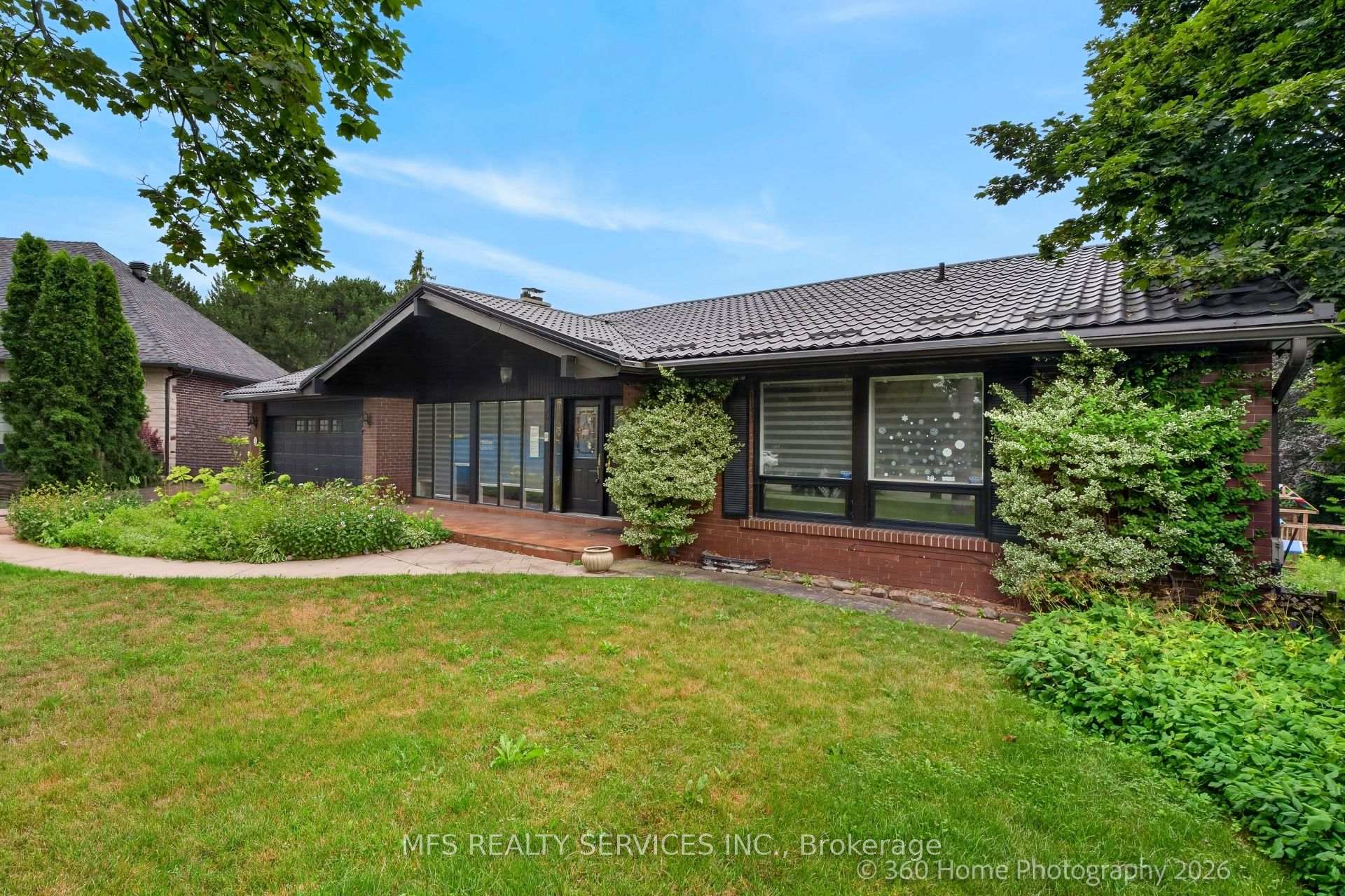 Photo 3 of 5 Morley Court, Etobicoke, Edenbridge-Humber Valley — HOMEH