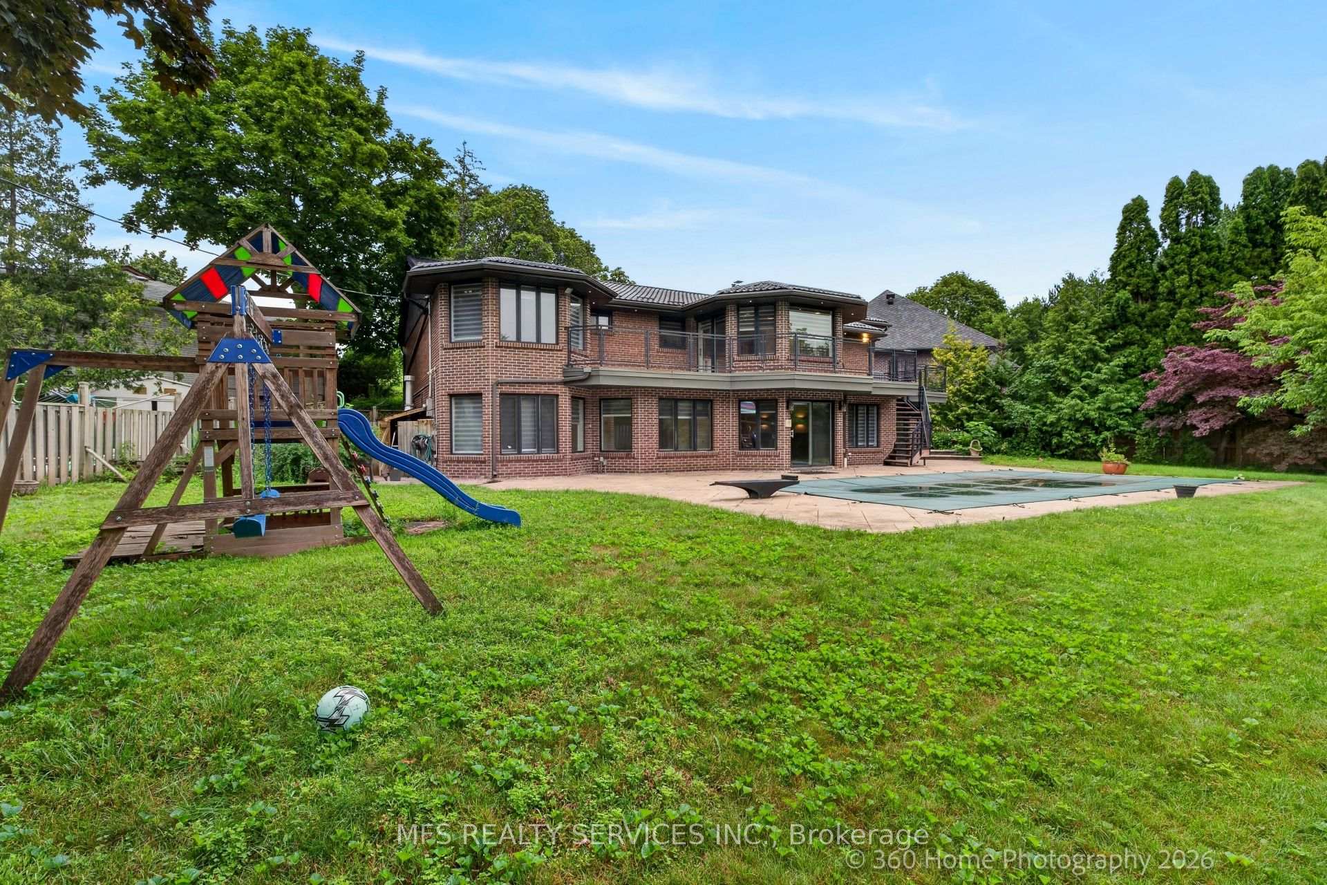 Photo 4 of 5 Morley Court, Etobicoke, Edenbridge-Humber Valley — HOMEH