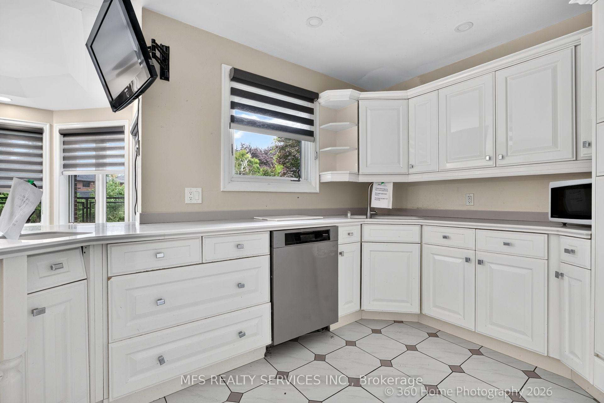 Photo 13 of 5 Morley Court, Etobicoke, Edenbridge-Humber Valley — HOMEH