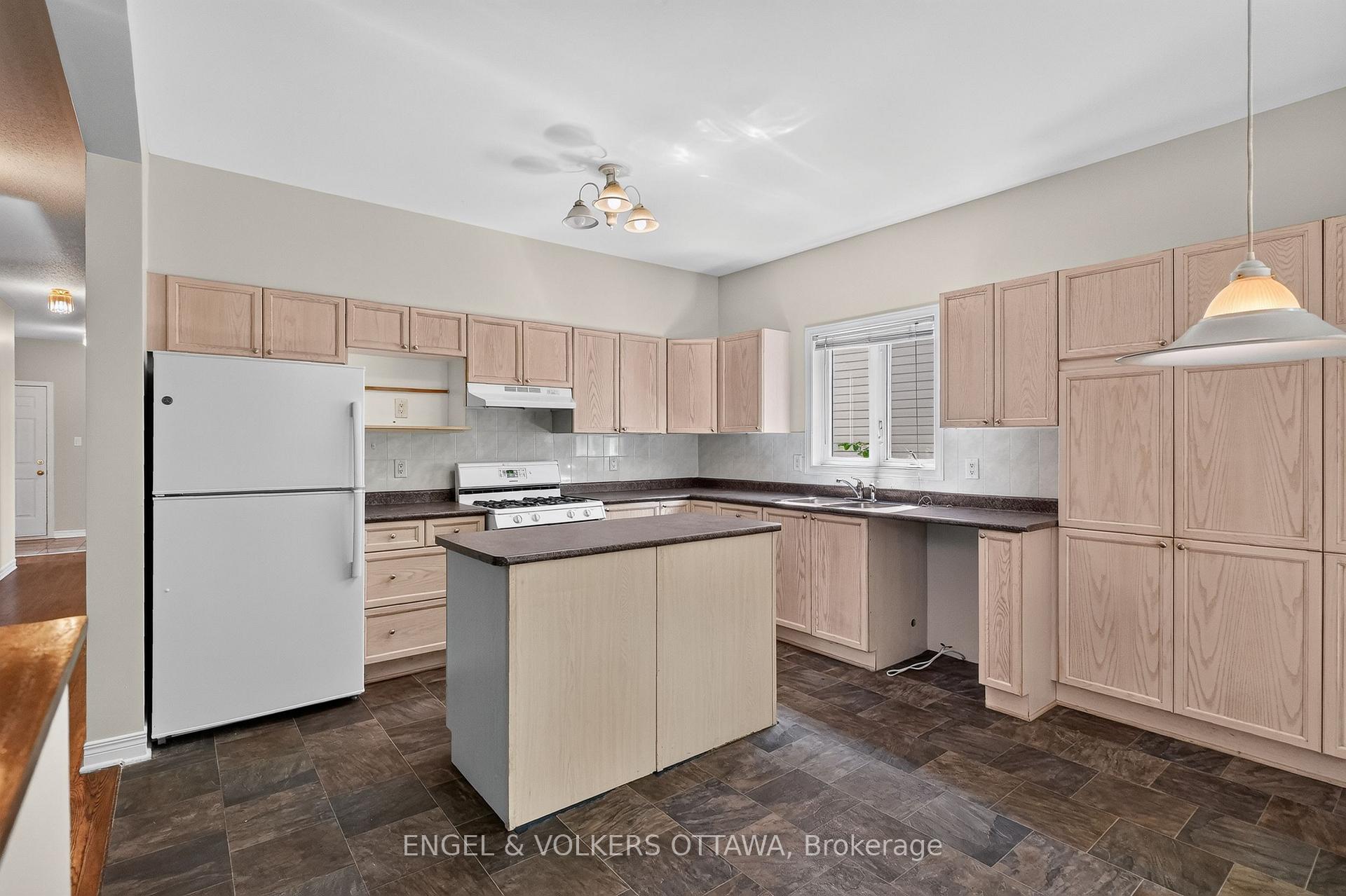 Photo 19 of 53 Borealis Crescent, Ottawa, Carson Meadows — HOMEH