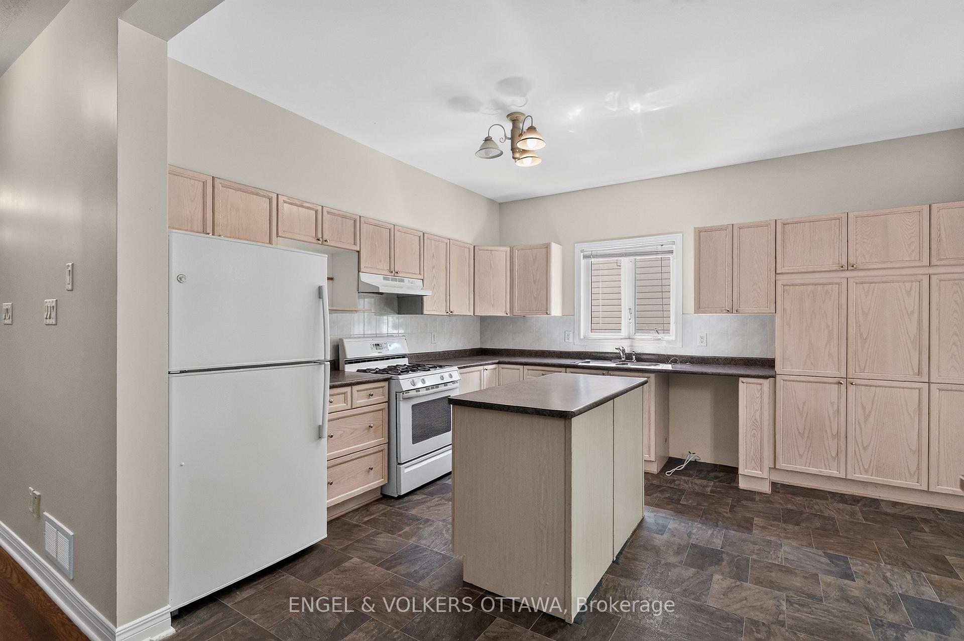 Photo 23 of 53 Borealis Crescent, Ottawa, Carson Meadows — HOMEH