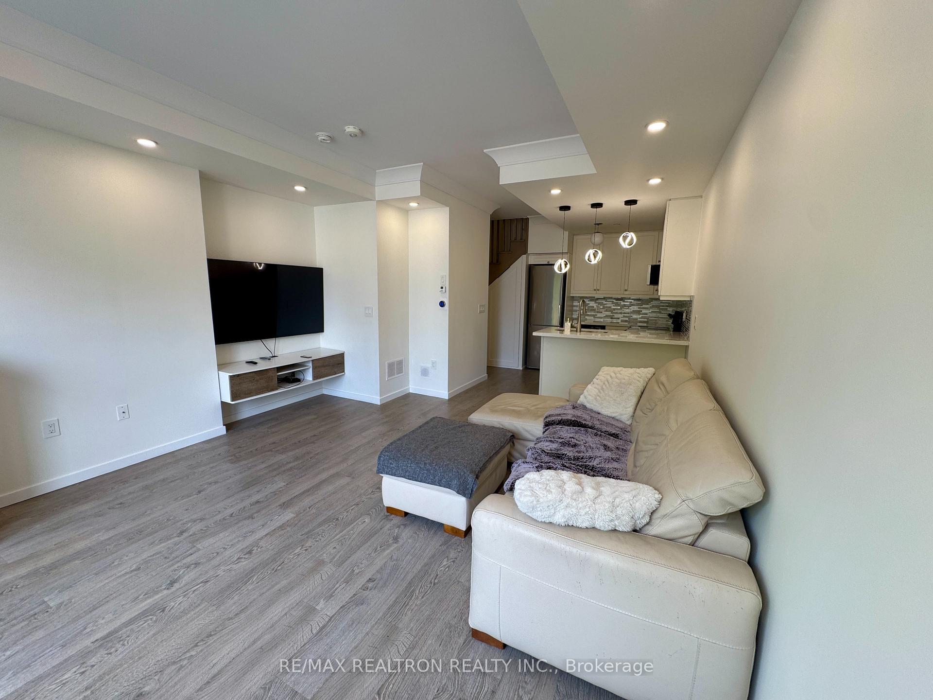 Photo 6 of Unit 5, 100 Alex Gardner Circle, Aurora, Aurora Village — HOMEH