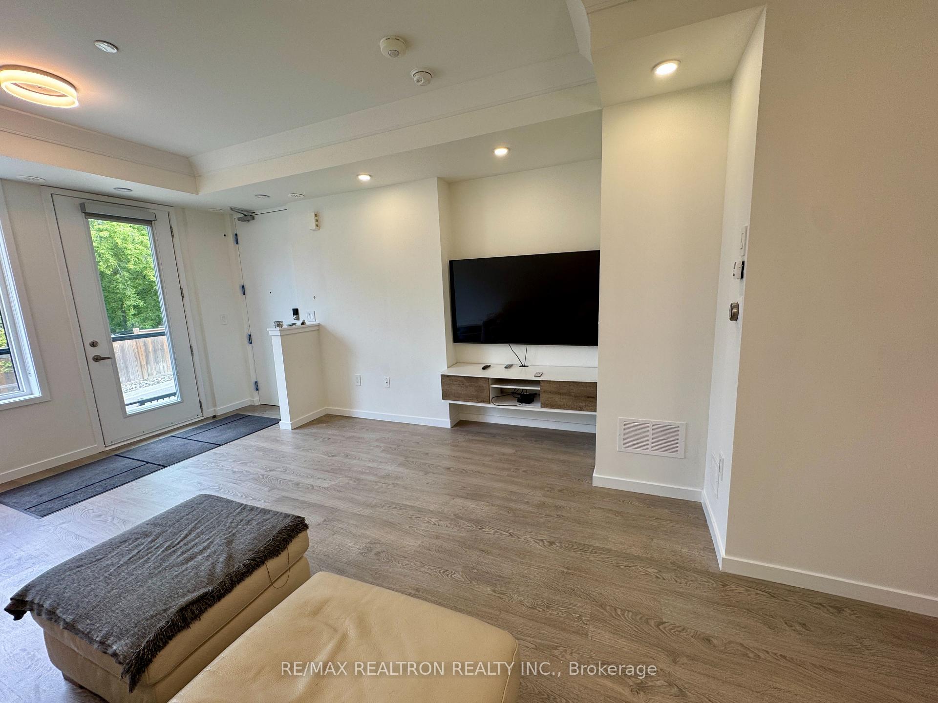 Photo 11 of Unit 5, 100 Alex Gardner Circle, Aurora, Aurora Village — HOMEH