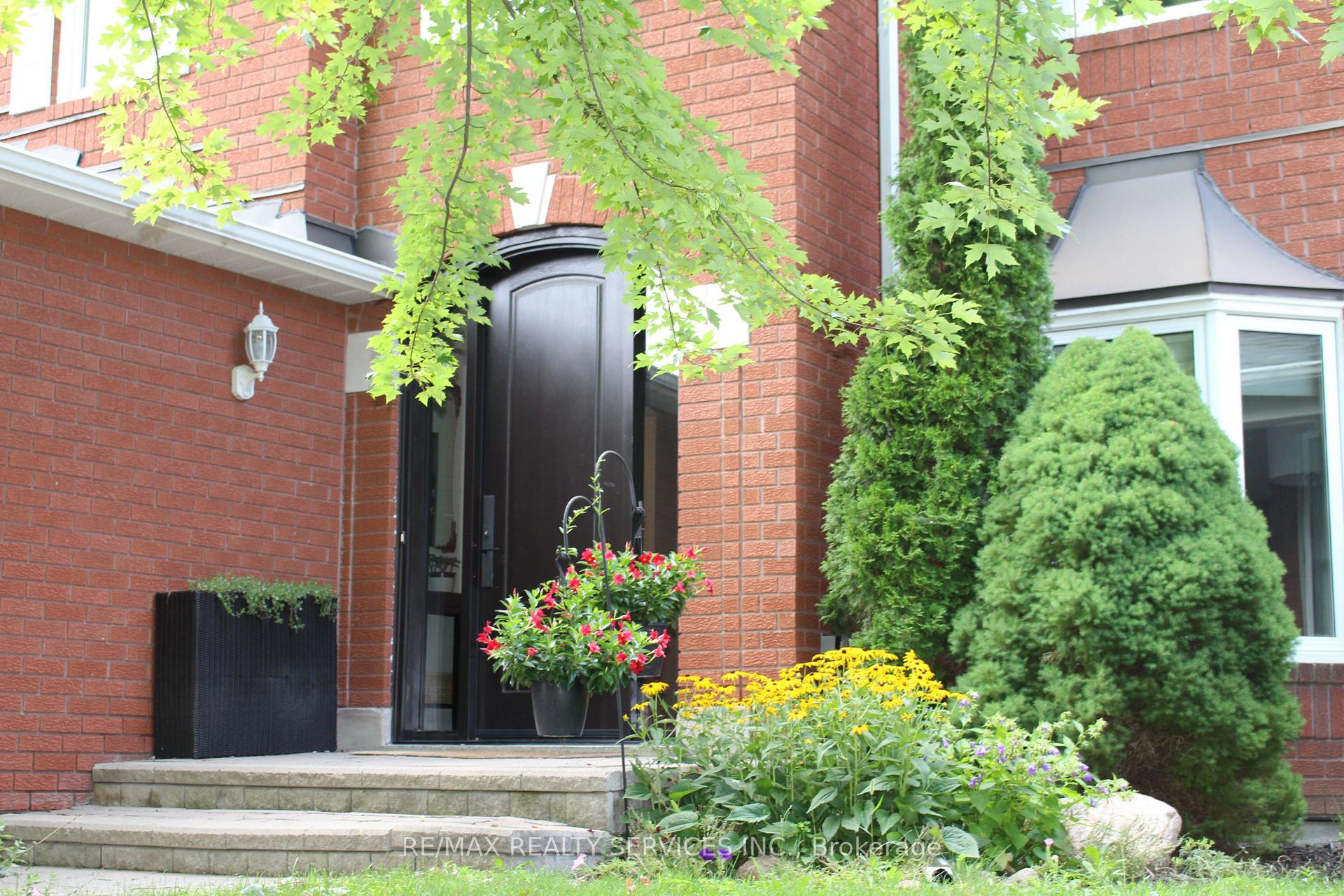 Photo 3 of 9 Pogson Drive, Whitby, Rolling Acres — HOMEH