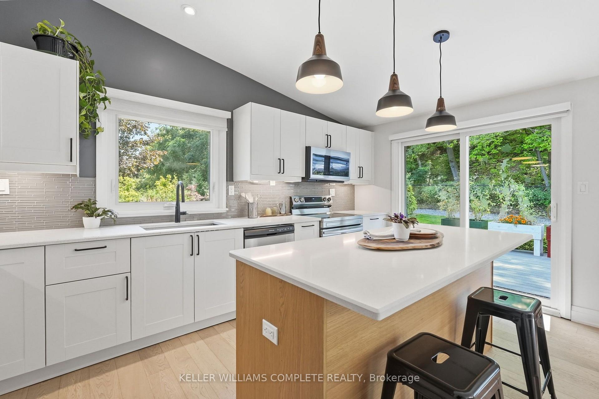 Photo 13 of 18 Dundee Drive, Hamilton, Stoney Creek — HOMEH
