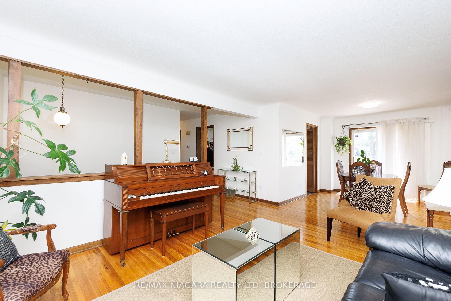 Photo 14 of 6980 Dolphin Street, Niagara Falls, Morrison — HOMEH