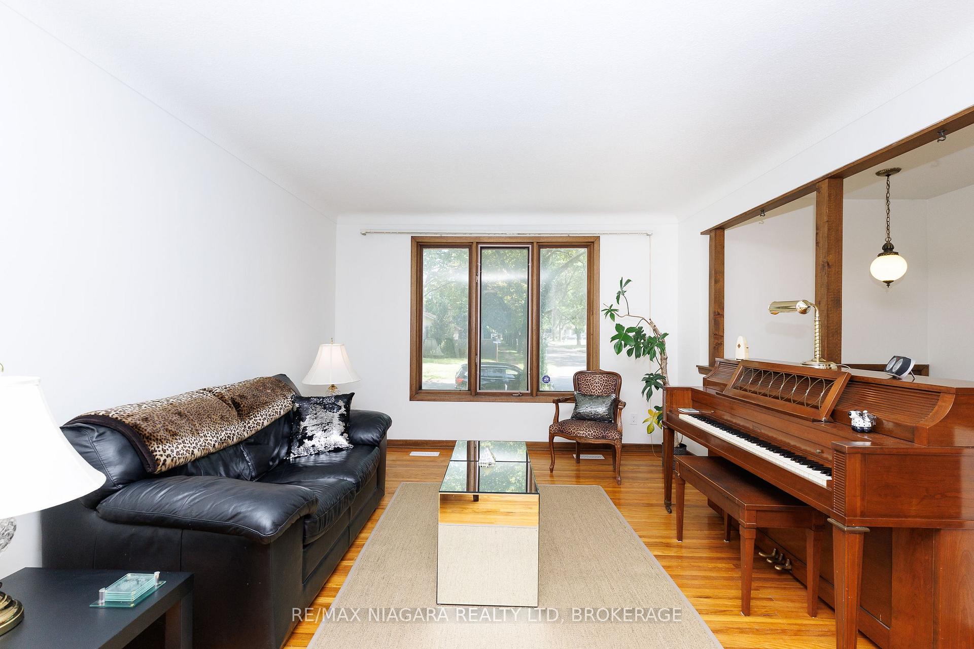 Photo 15 of 6980 Dolphin Street, Niagara Falls, Morrison — HOMEH