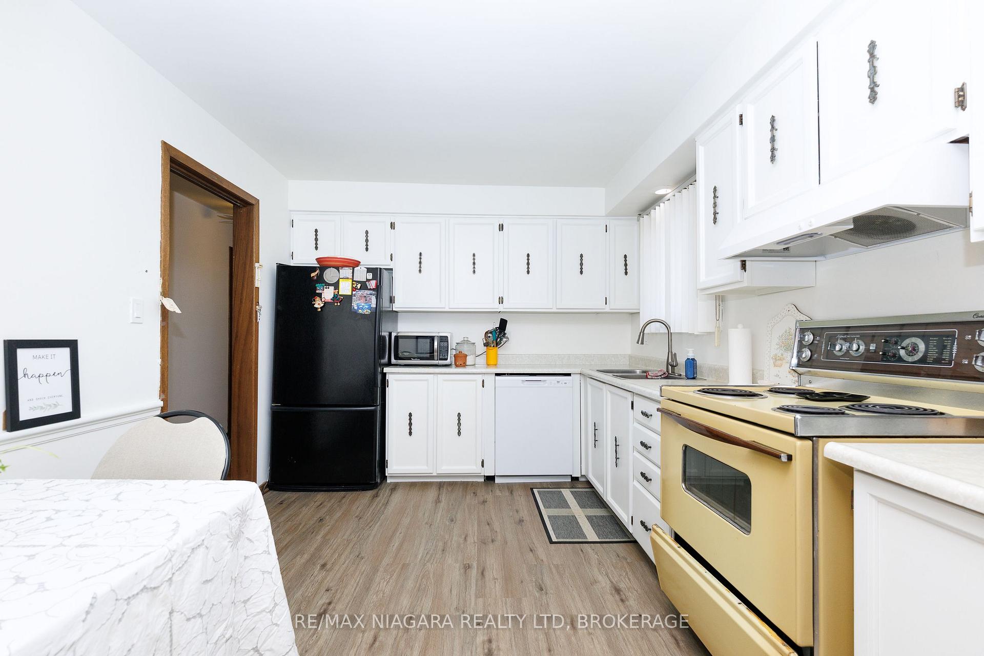 Photo 18 of 6980 Dolphin Street, Niagara Falls, Morrison — HOMEH
