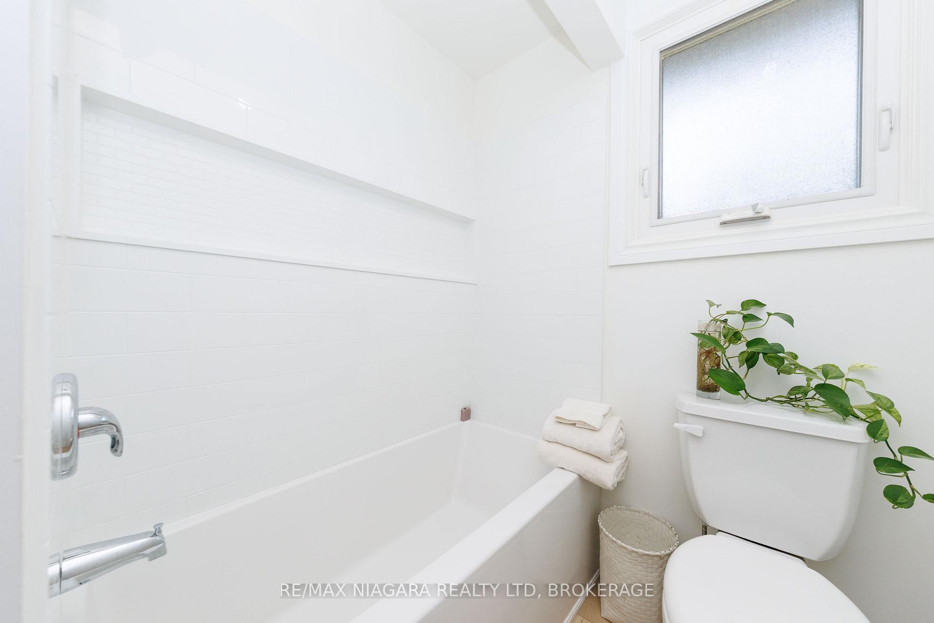 Photo 23 of 6980 Dolphin Street, Niagara Falls, Morrison — HOMEH