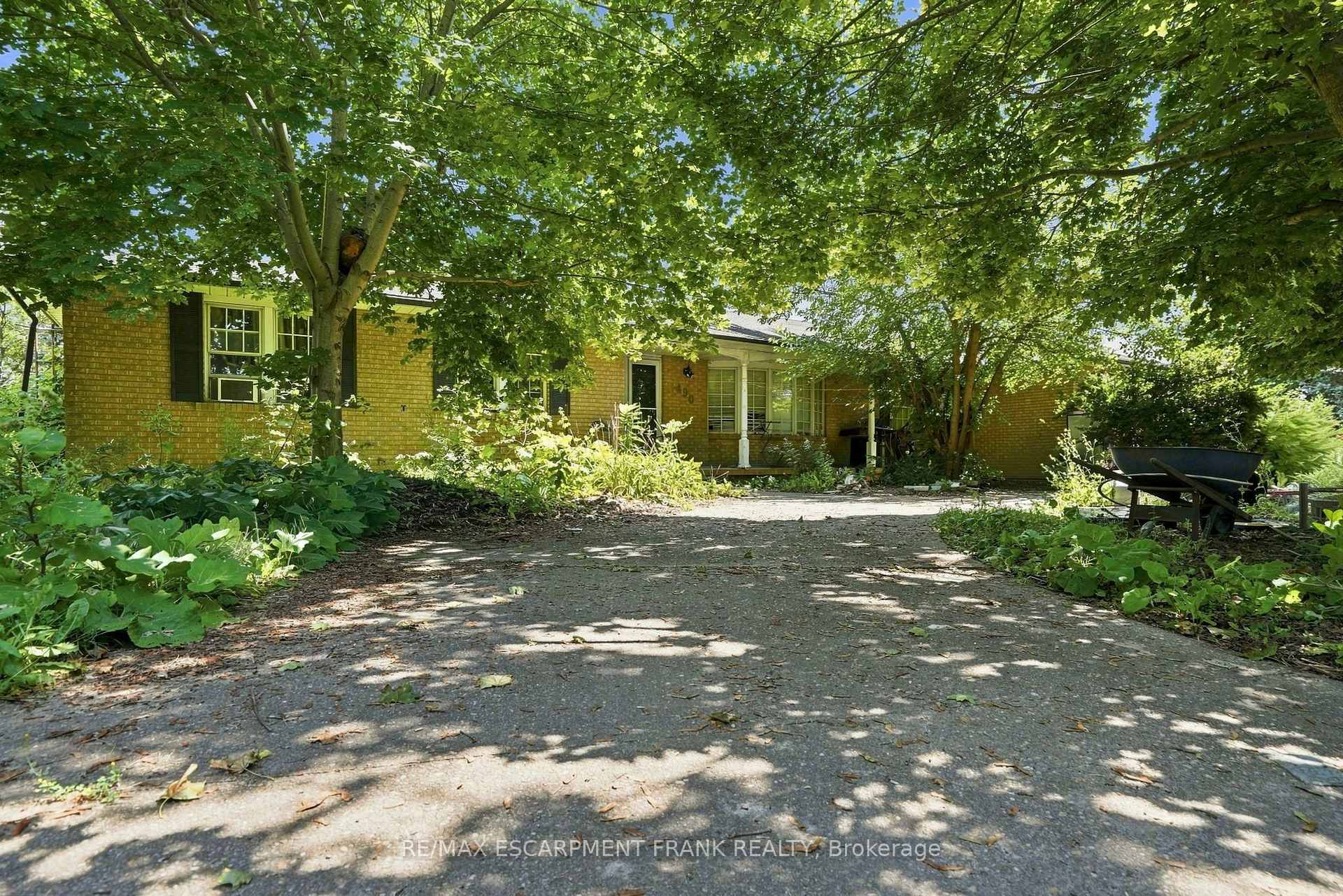 Photo 3 of 490 Tapleytown Road, Hamilton, Rural Stoney Creek — HOMEH
