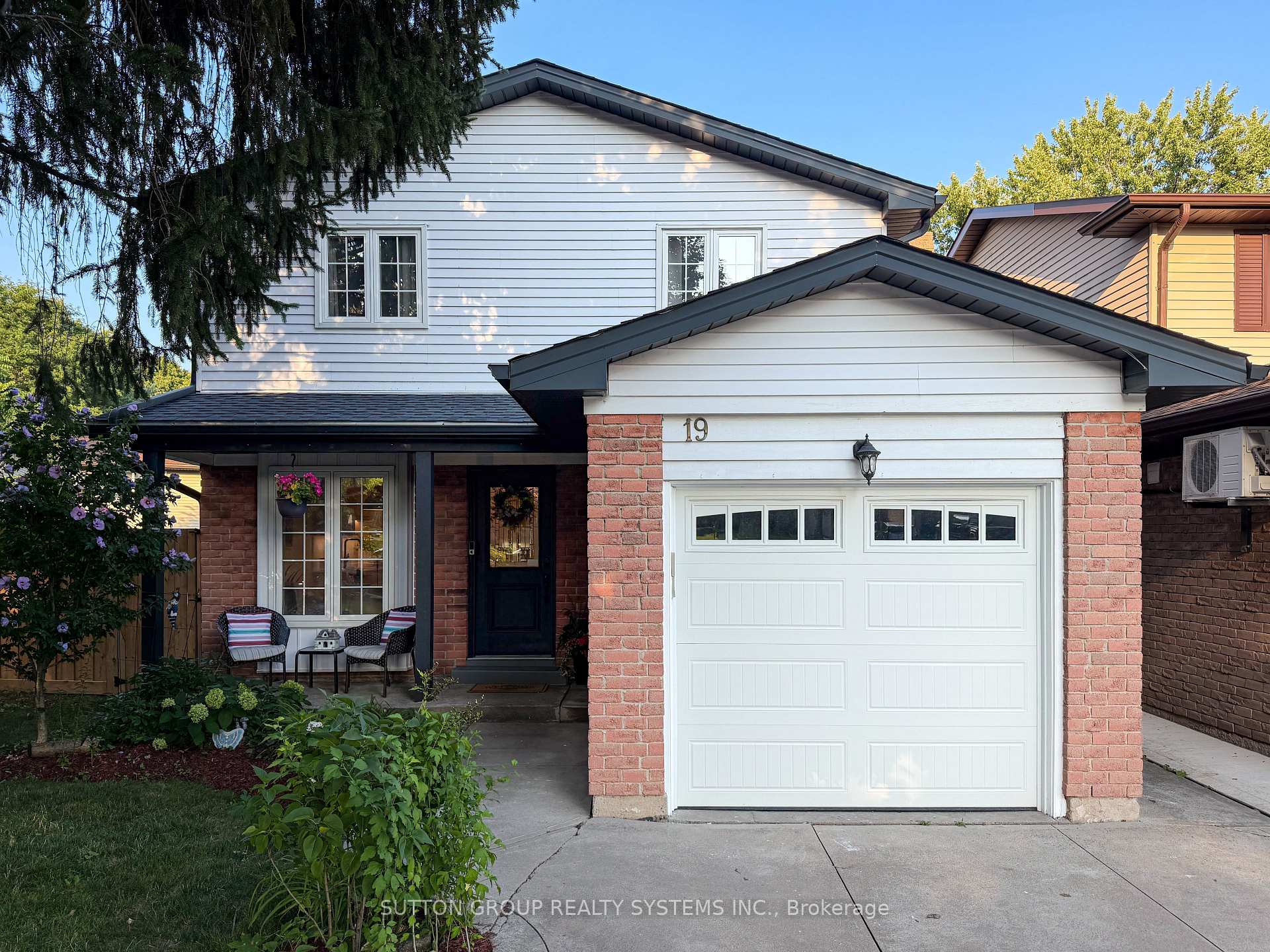 Photo 1 of 19 Parkway Place, Hamilton, Dundas — HOMEH