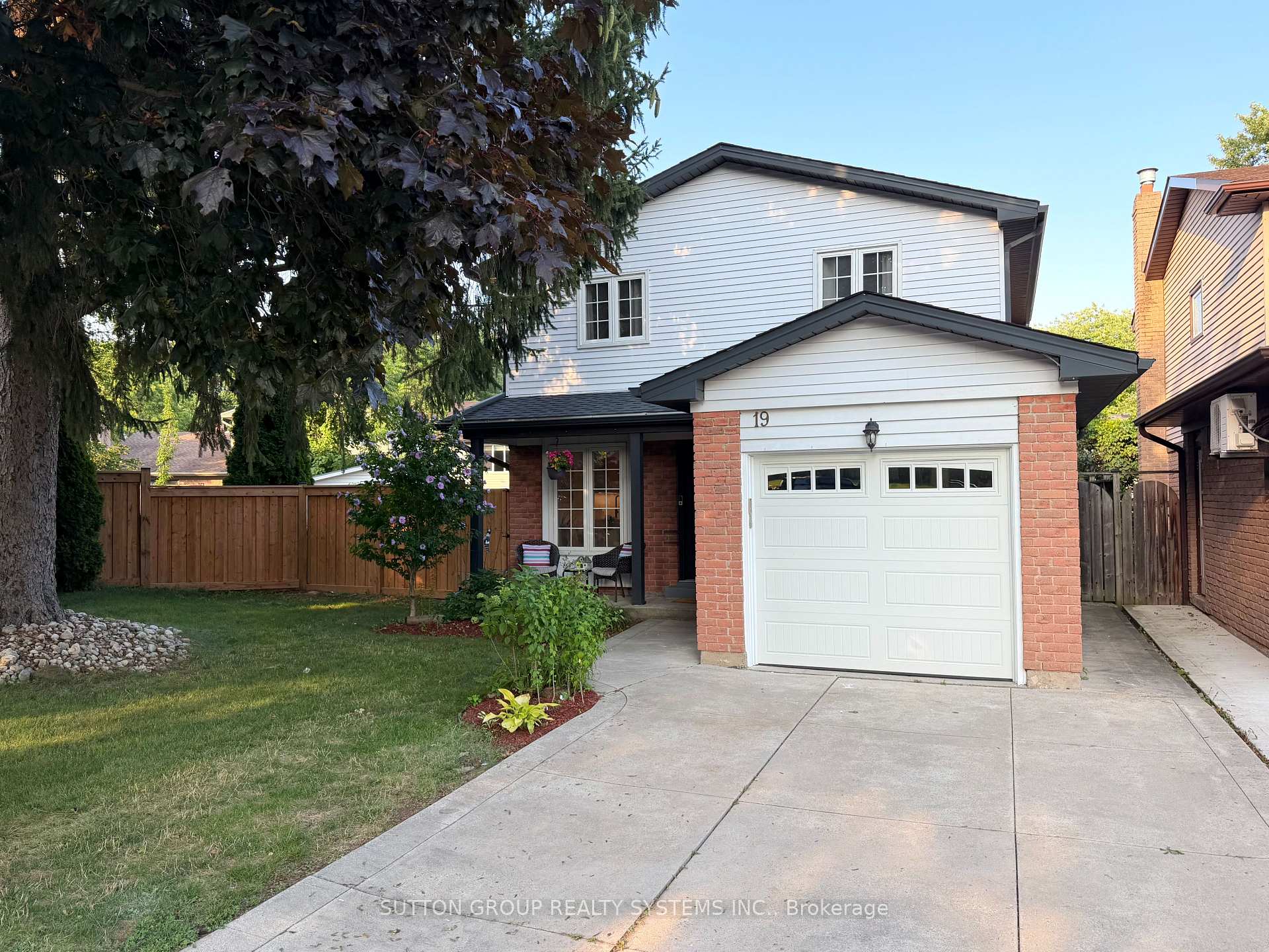 Photo 2 of 19 Parkway Place, Hamilton, Dundas — HOMEH