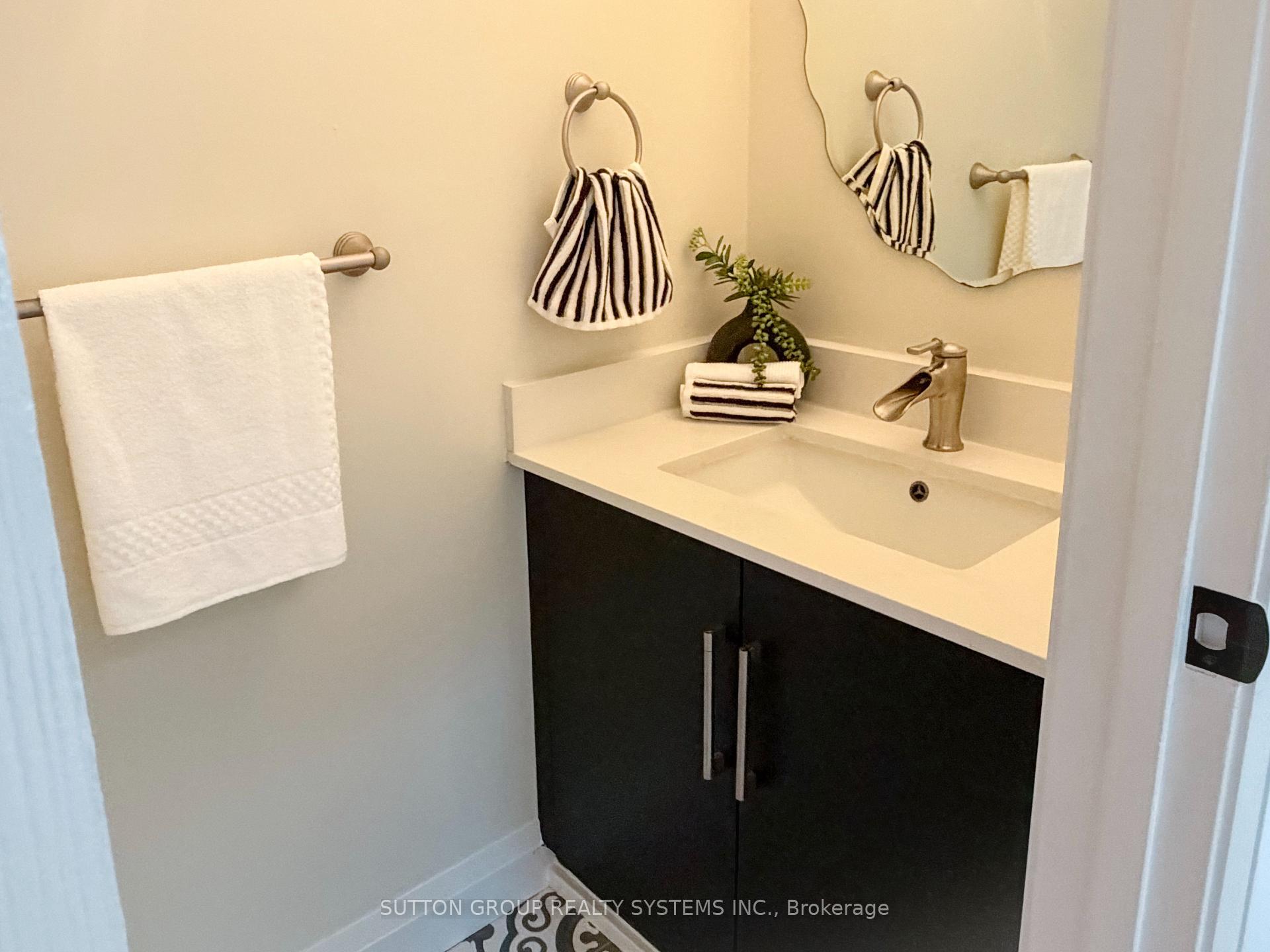 Photo 11 of 19 Parkway Place, Hamilton, Dundas — HOMEH