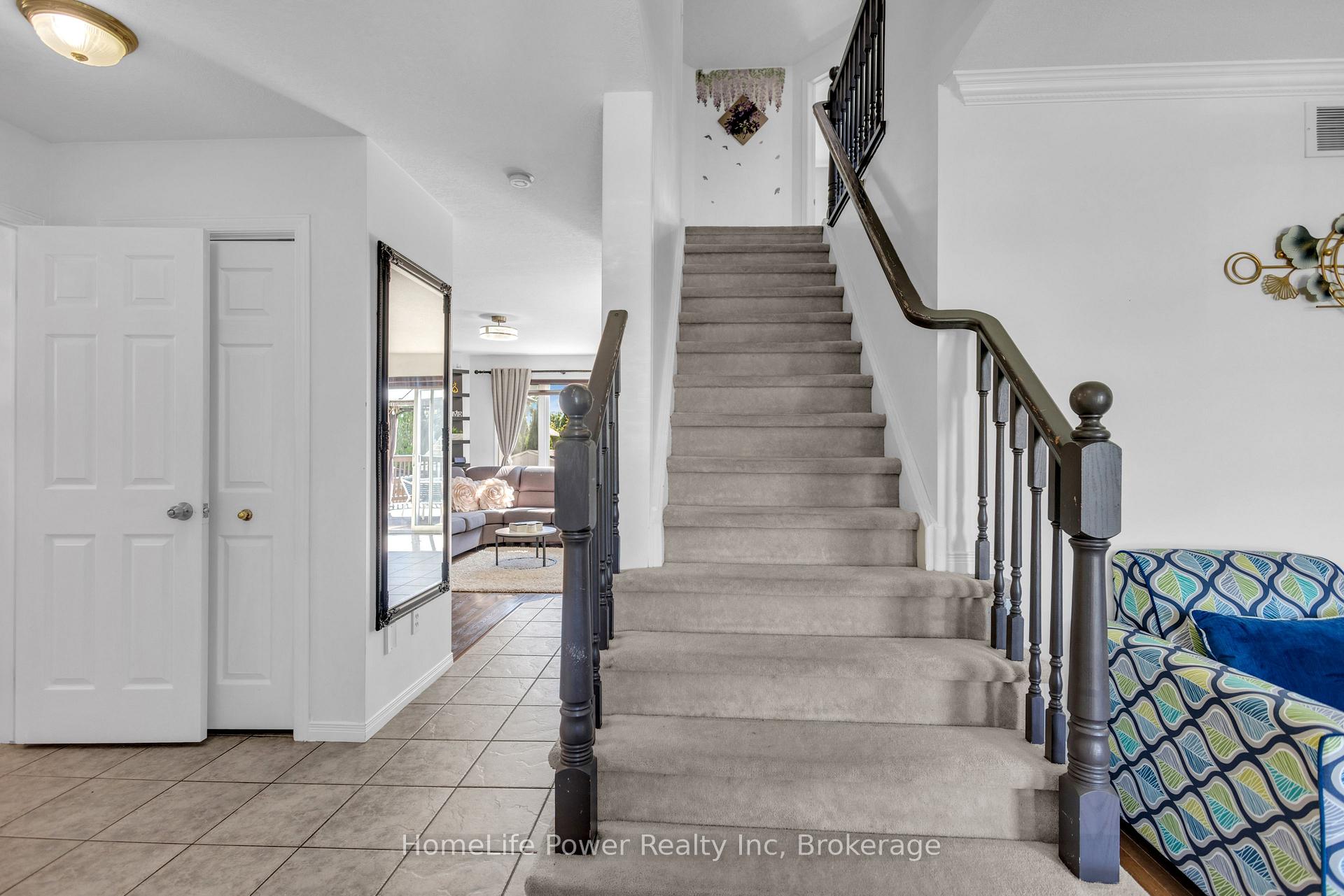 Photo 4 of 35 Borland Drive, Guelph, Clairfields/Hanlon Business Park — HOMEH