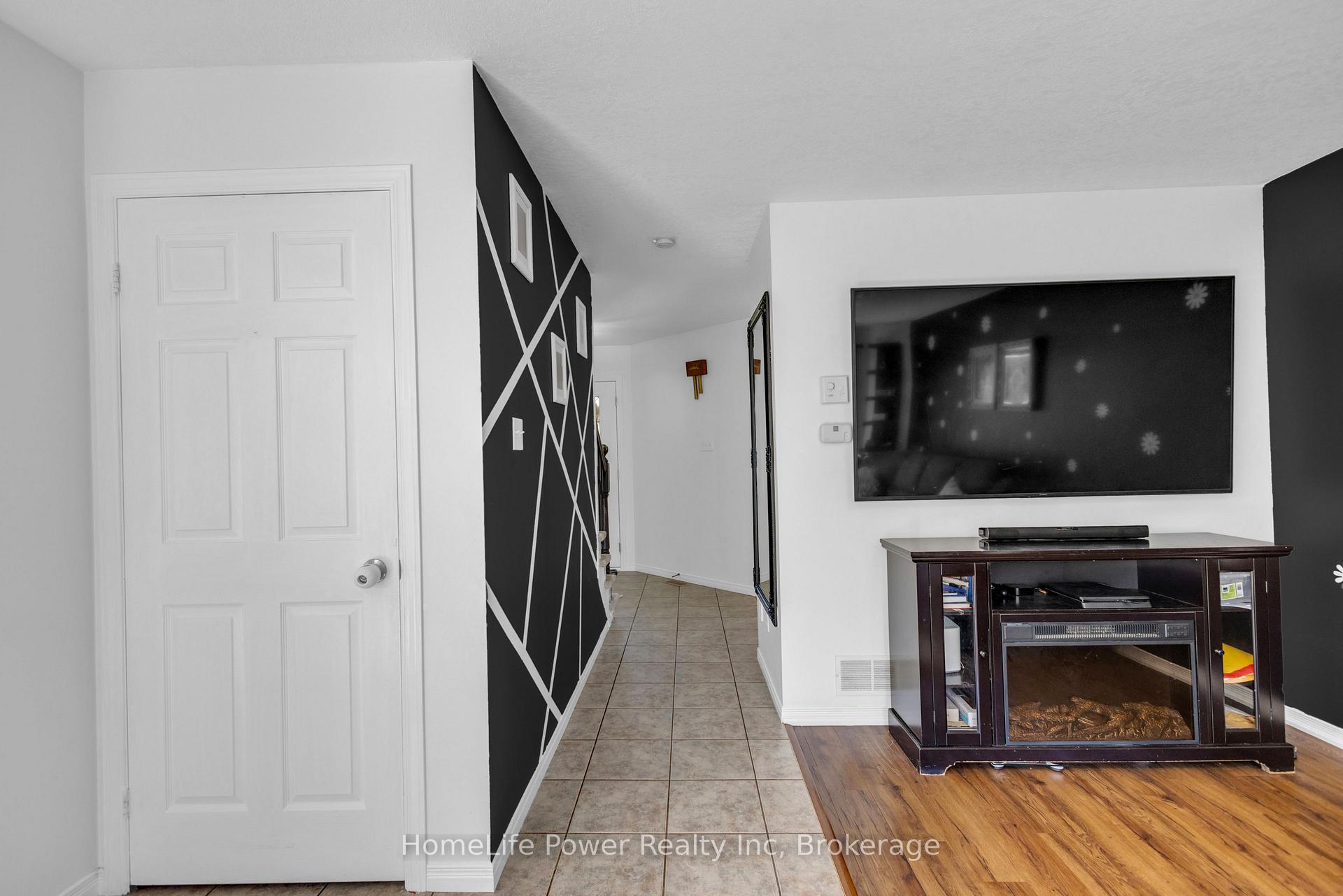 Photo 11 of 35 Borland Drive, Guelph, Clairfields/Hanlon Business Park — HOMEH