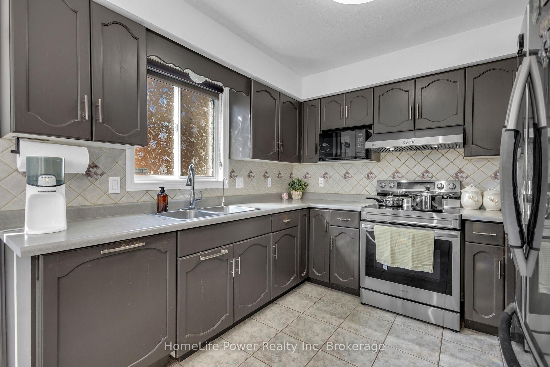 Photo 14 of 35 Borland Drive, Guelph, Clairfields/Hanlon Business Park — HOMEH