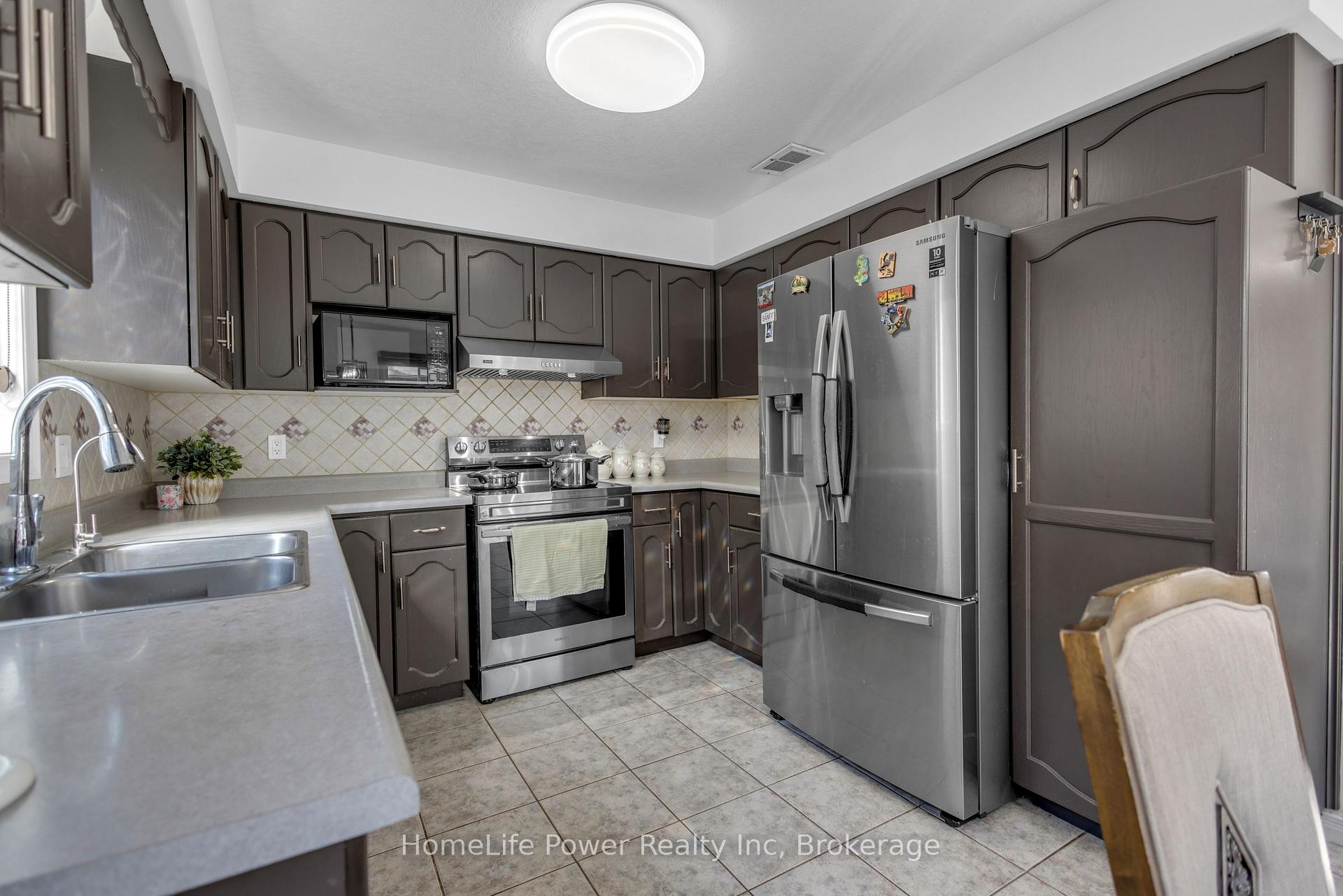 Photo 15 of 35 Borland Drive, Guelph, Clairfields/Hanlon Business Park — HOMEH