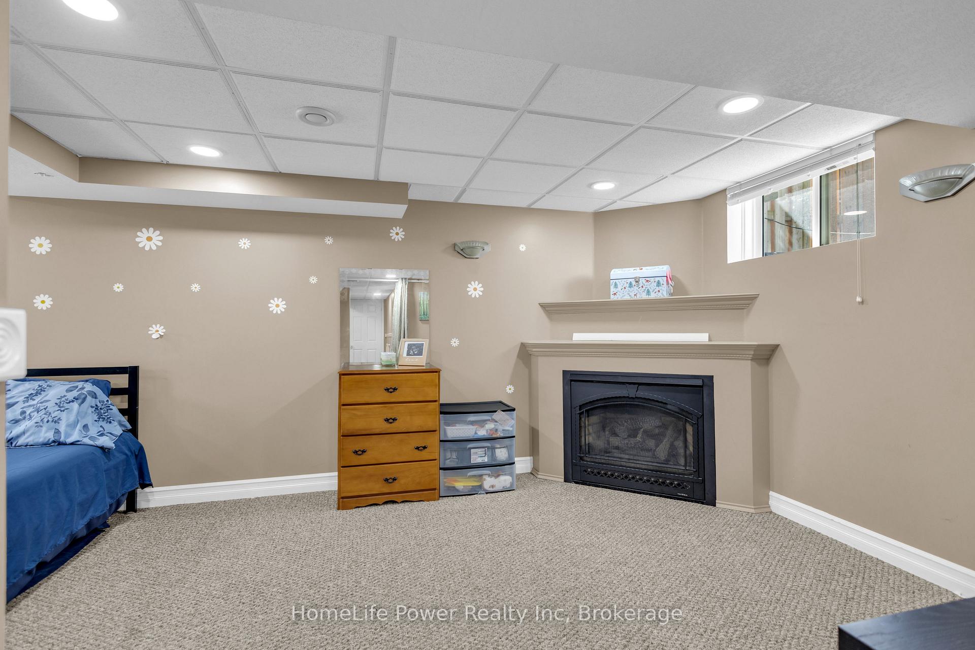 Photo 33 of 35 Borland Drive, Guelph, Clairfields/Hanlon Business Park — HOMEH