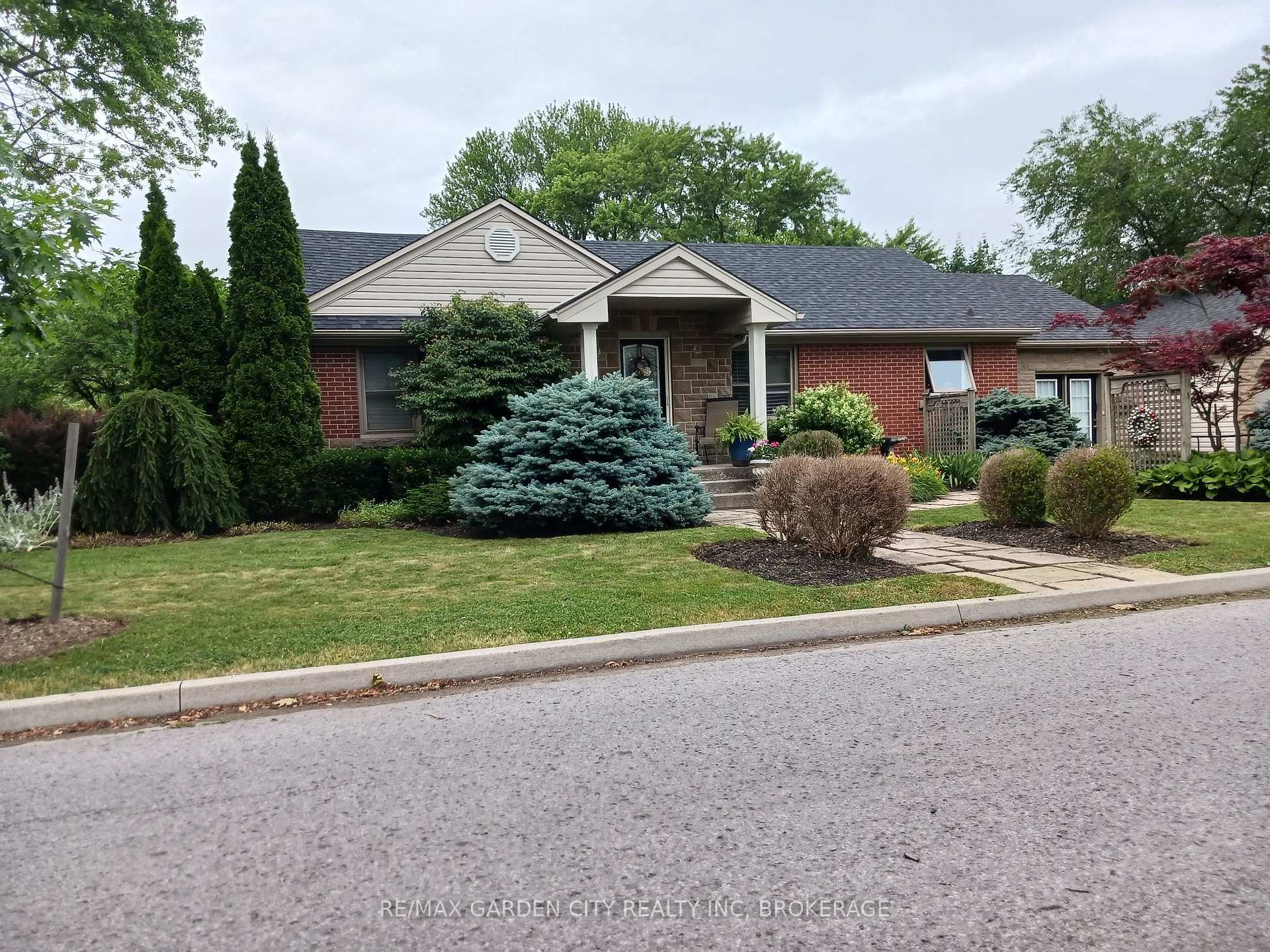 Photo 2 of 139 South Drive, St. Catharines, Old Glenridge — HOMEH