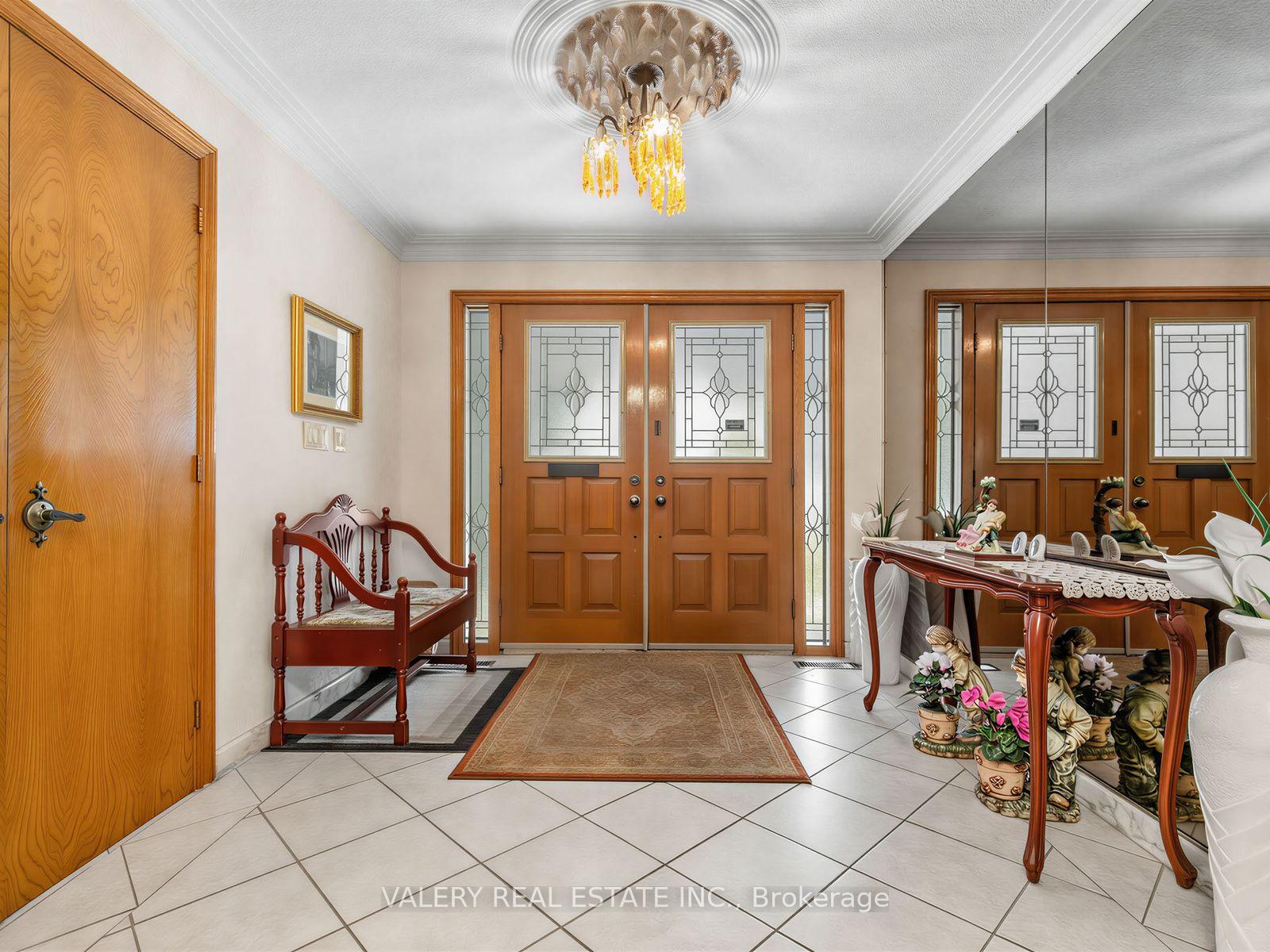 Photo 2 of 370 Maple Leaf Drive, North York, Maple Leaf — HOMEH