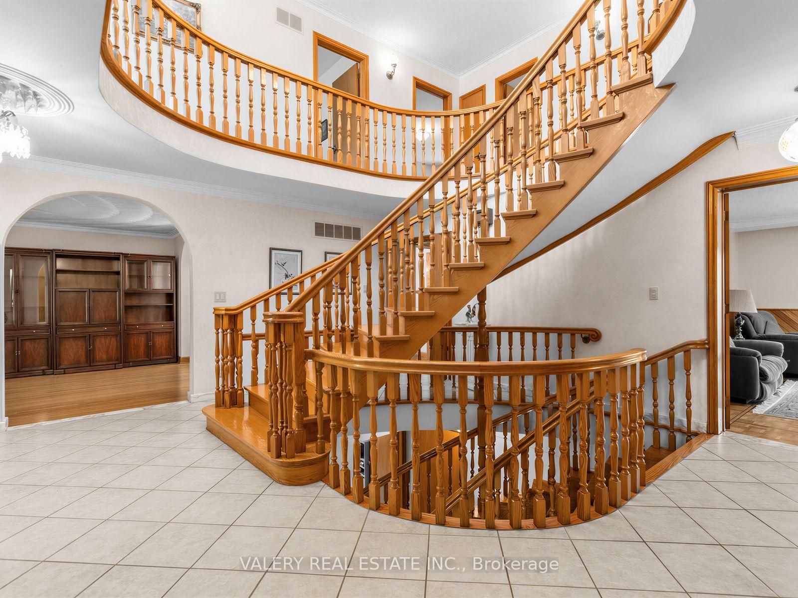 Photo 3 of 370 Maple Leaf Drive, North York, Maple Leaf — HOMEH