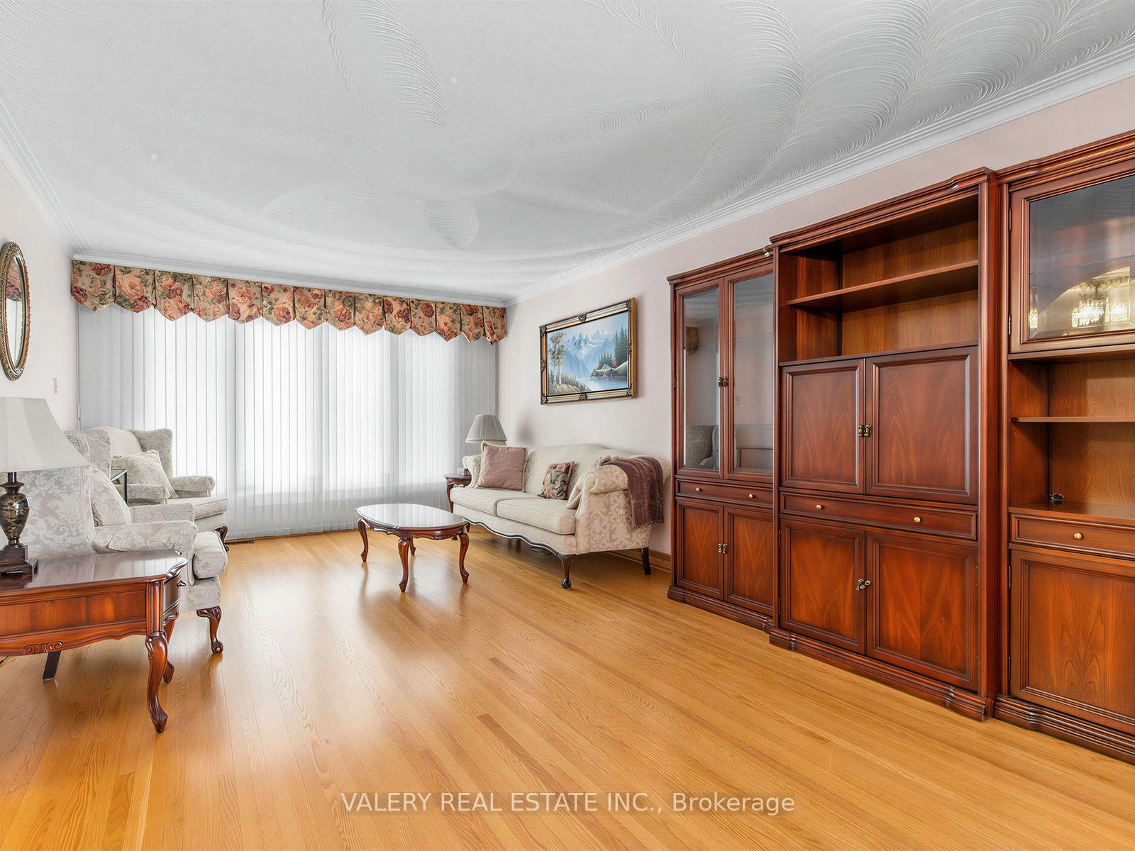 Photo 5 of 370 Maple Leaf Drive, North York, Maple Leaf — HOMEH