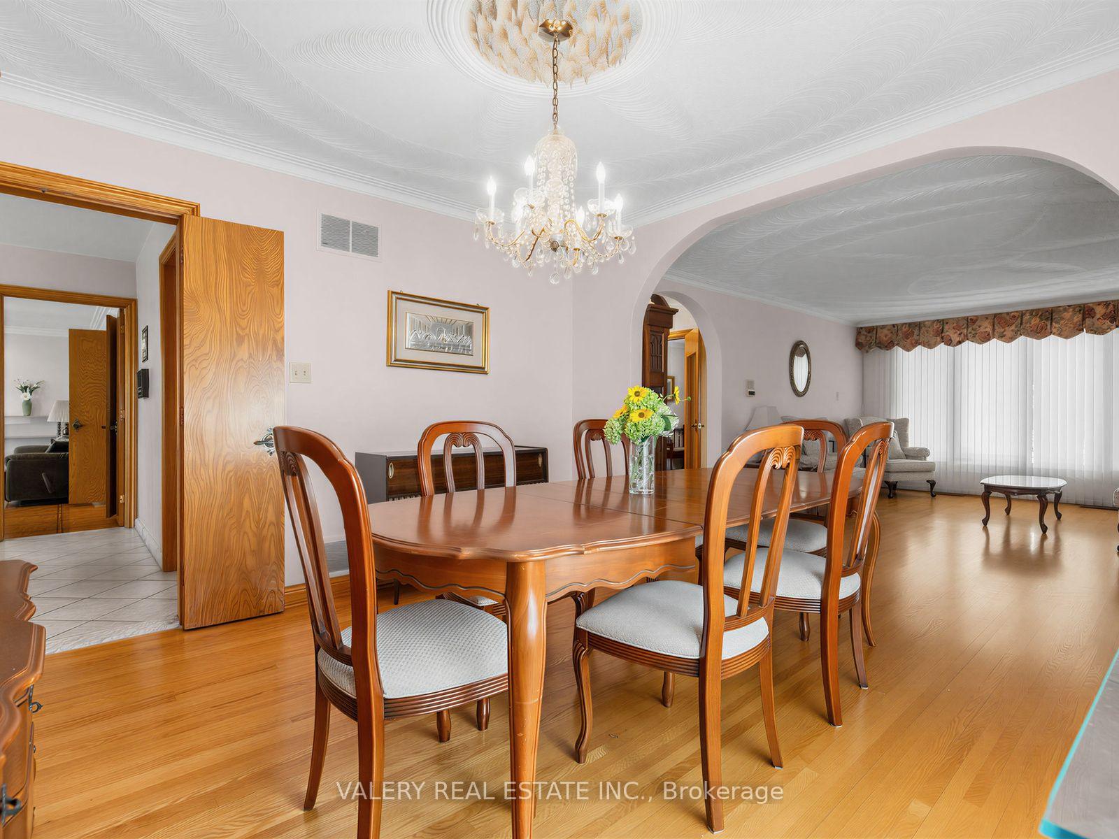 Photo 8 of 370 Maple Leaf Drive, North York, Maple Leaf — HOMEH