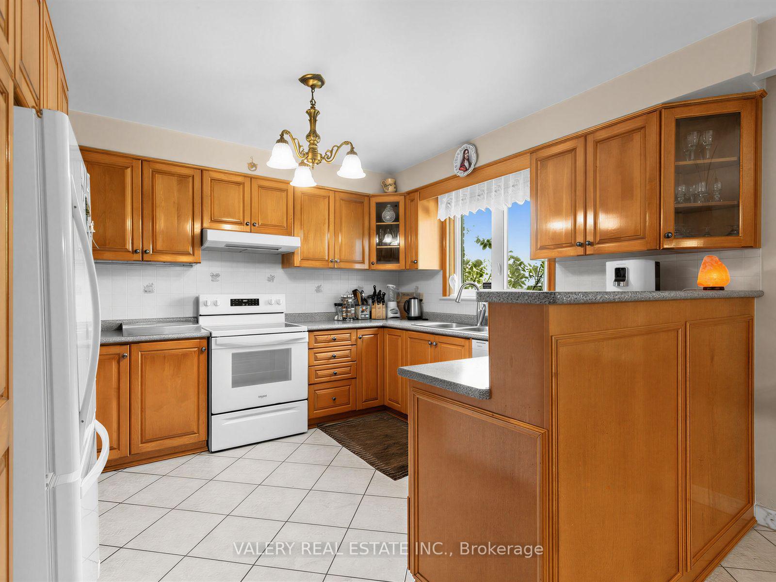 Photo 11 of 370 Maple Leaf Drive, North York, Maple Leaf — HOMEH