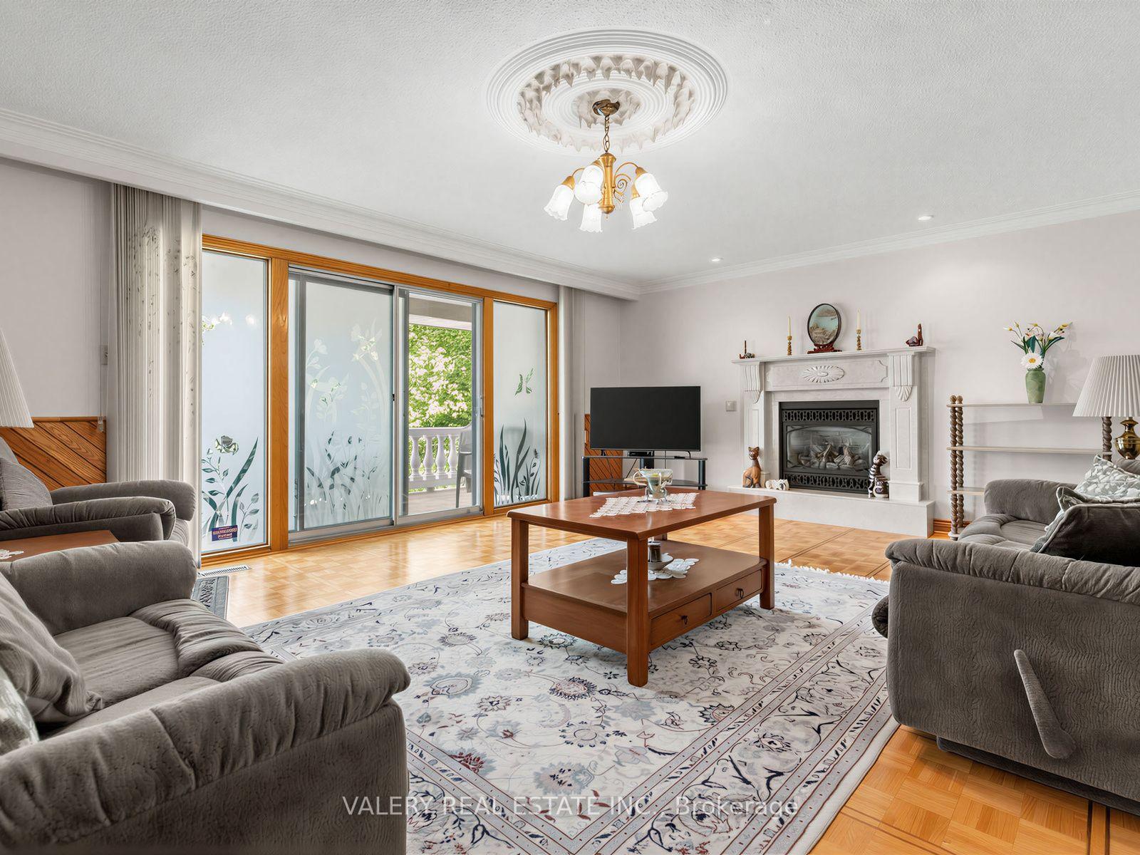 Photo 15 of 370 Maple Leaf Drive, North York, Maple Leaf — HOMEH