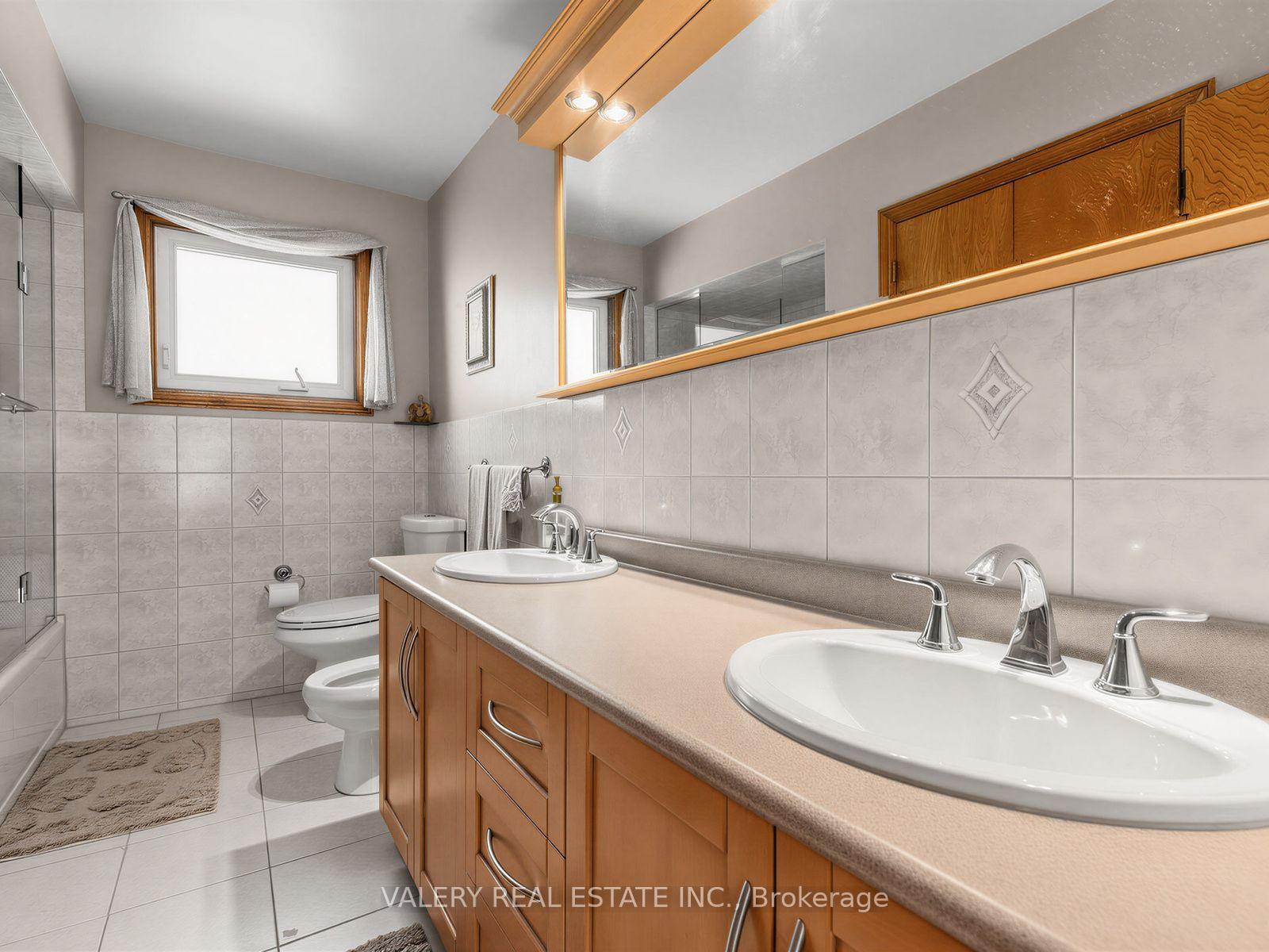 Photo 33 of 370 Maple Leaf Drive, North York, Maple Leaf — HOMEH