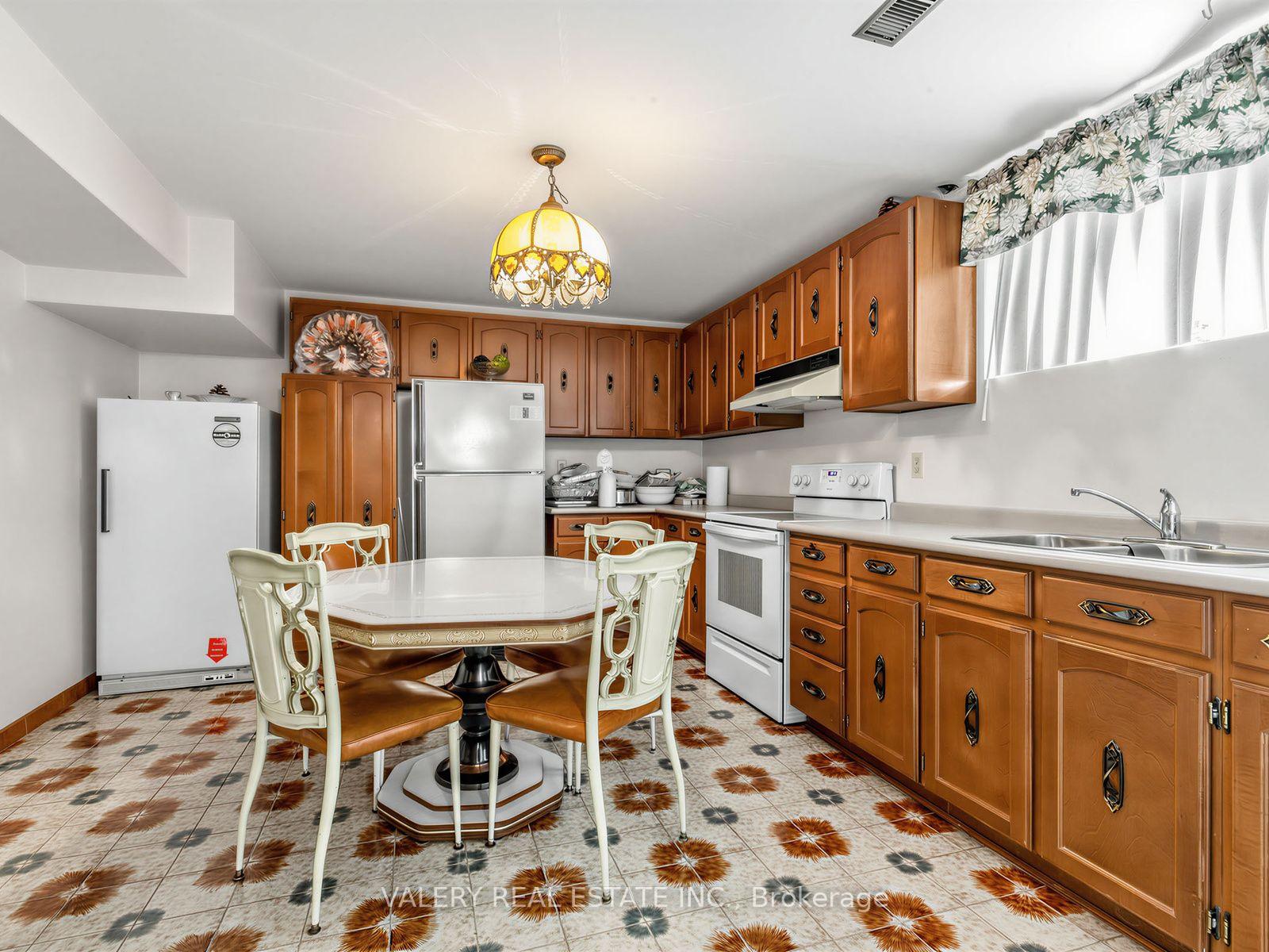 Photo 34 of 370 Maple Leaf Drive, North York, Maple Leaf — HOMEH