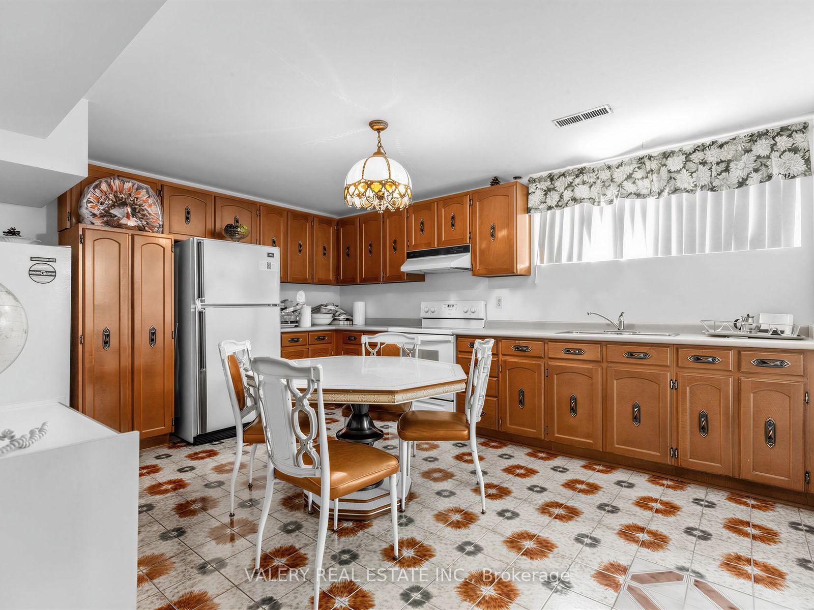 Photo 35 of 370 Maple Leaf Drive, North York, Maple Leaf — HOMEH