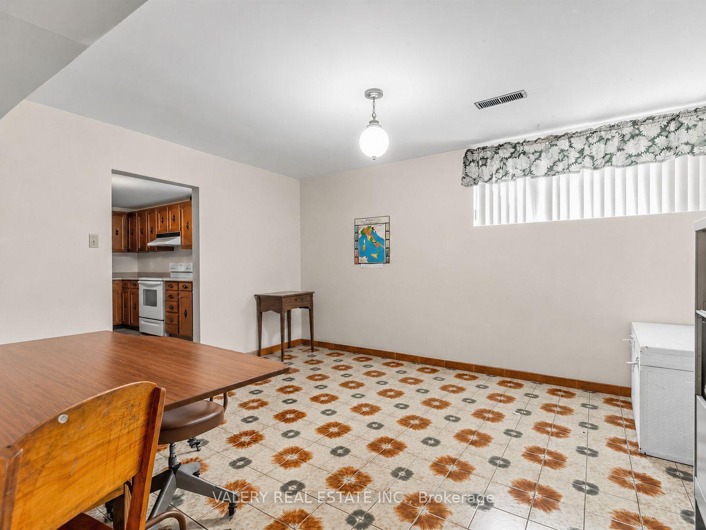 Photo 36 of 370 Maple Leaf Drive, North York, Maple Leaf — HOMEH