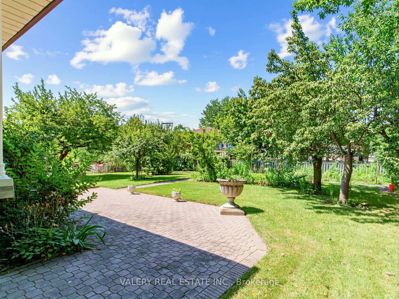 Photo 41 of 370 Maple Leaf Drive, North York, Maple Leaf — HOMEH