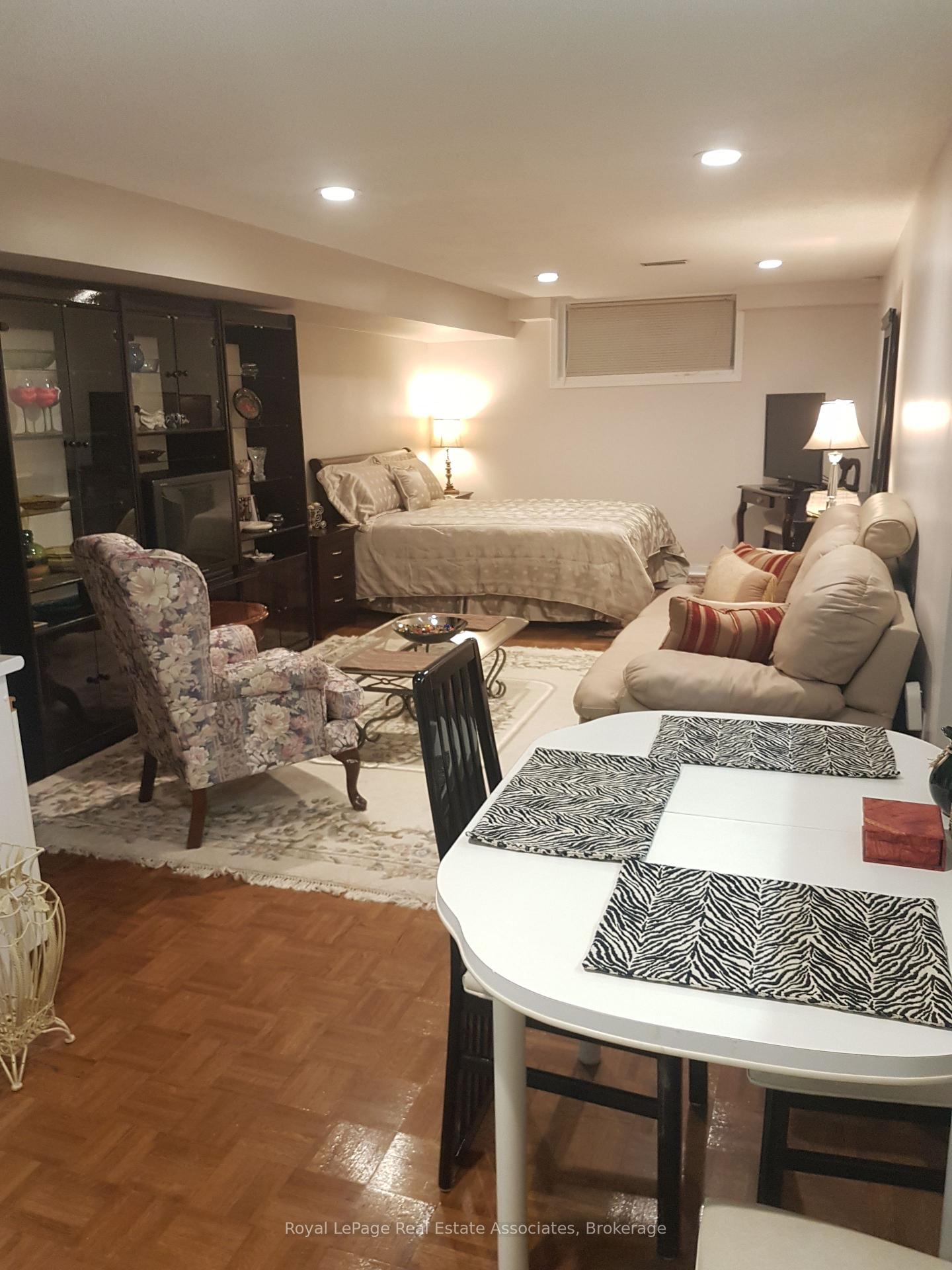 Photo 2 of 3323 Queen Frederica Drive, Mississauga, Applewood — HOMEH