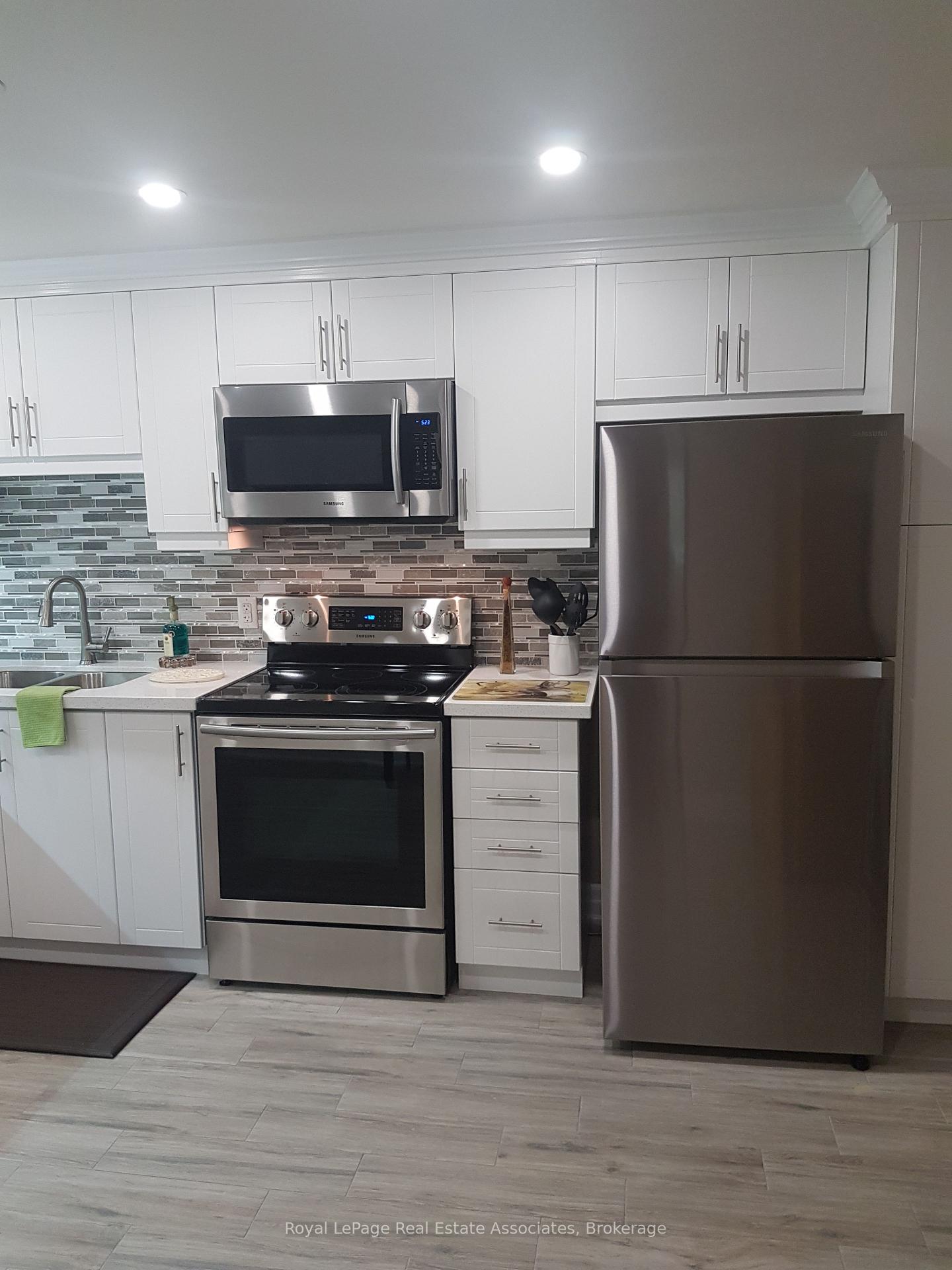 Photo 3 of 3323 Queen Frederica Drive, Mississauga, Applewood — HOMEH