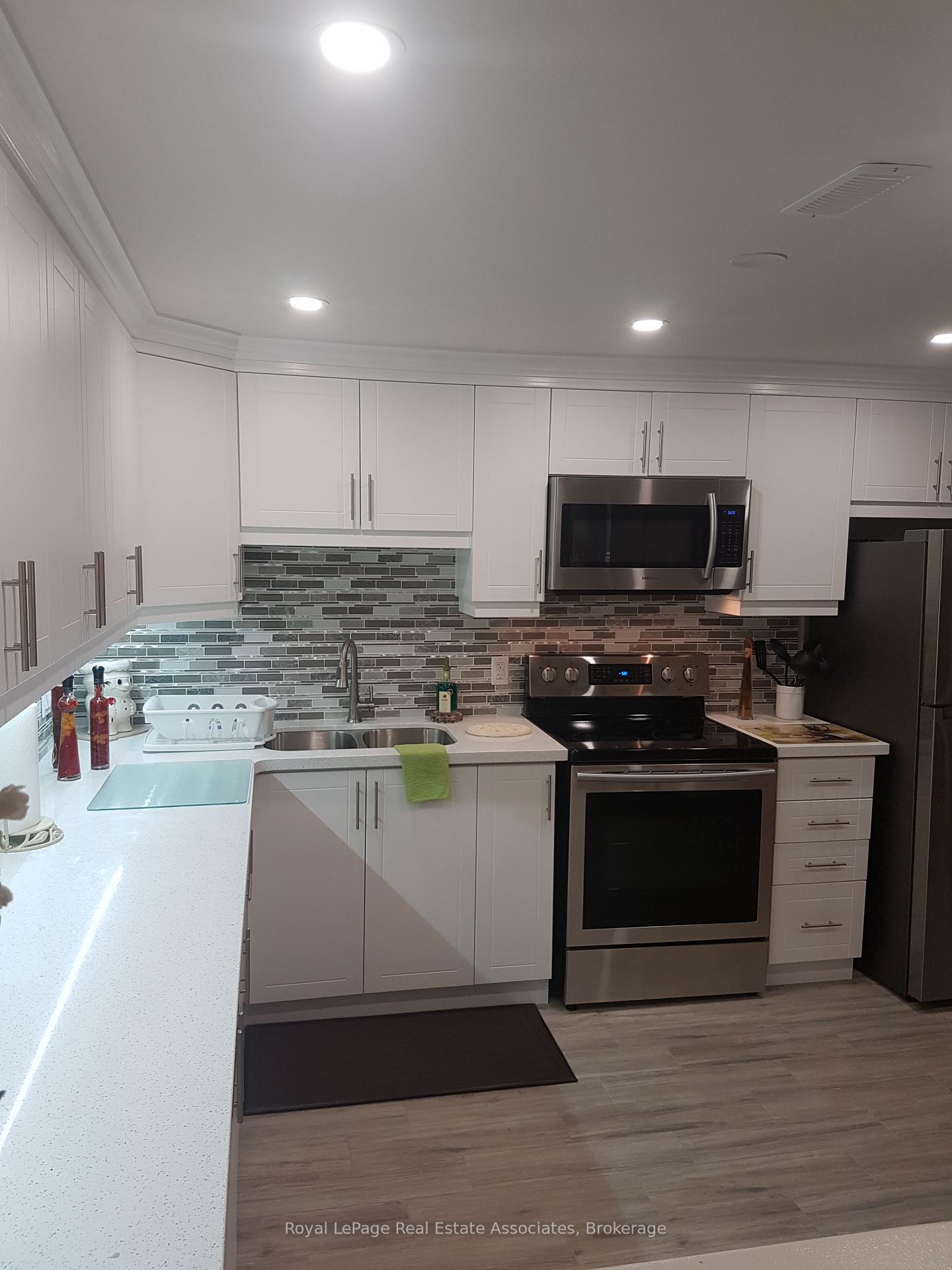 Photo 4 of 3323 Queen Frederica Drive, Mississauga, Applewood — HOMEH