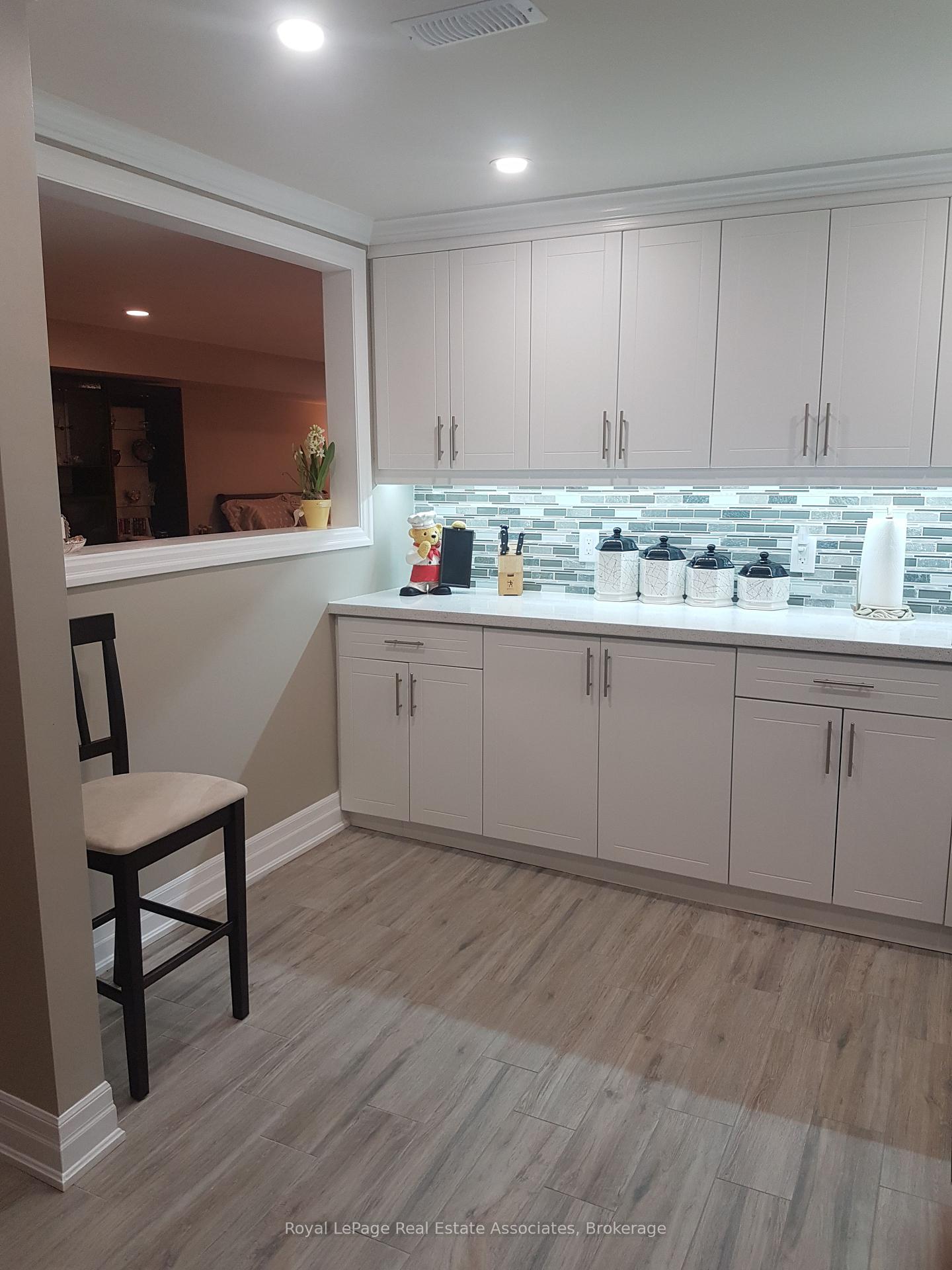 Photo 5 of 3323 Queen Frederica Drive, Mississauga, Applewood — HOMEH