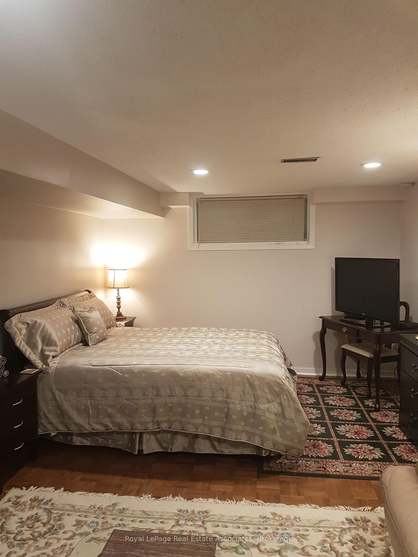Photo 6 of 3323 Queen Frederica Drive, Mississauga, Applewood — HOMEH