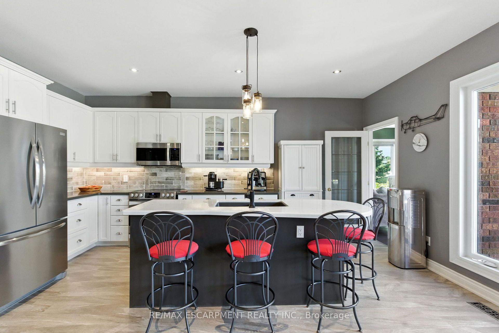 Photo 12 of 10 Featherstone Avenue, Haldimand — HOMEH