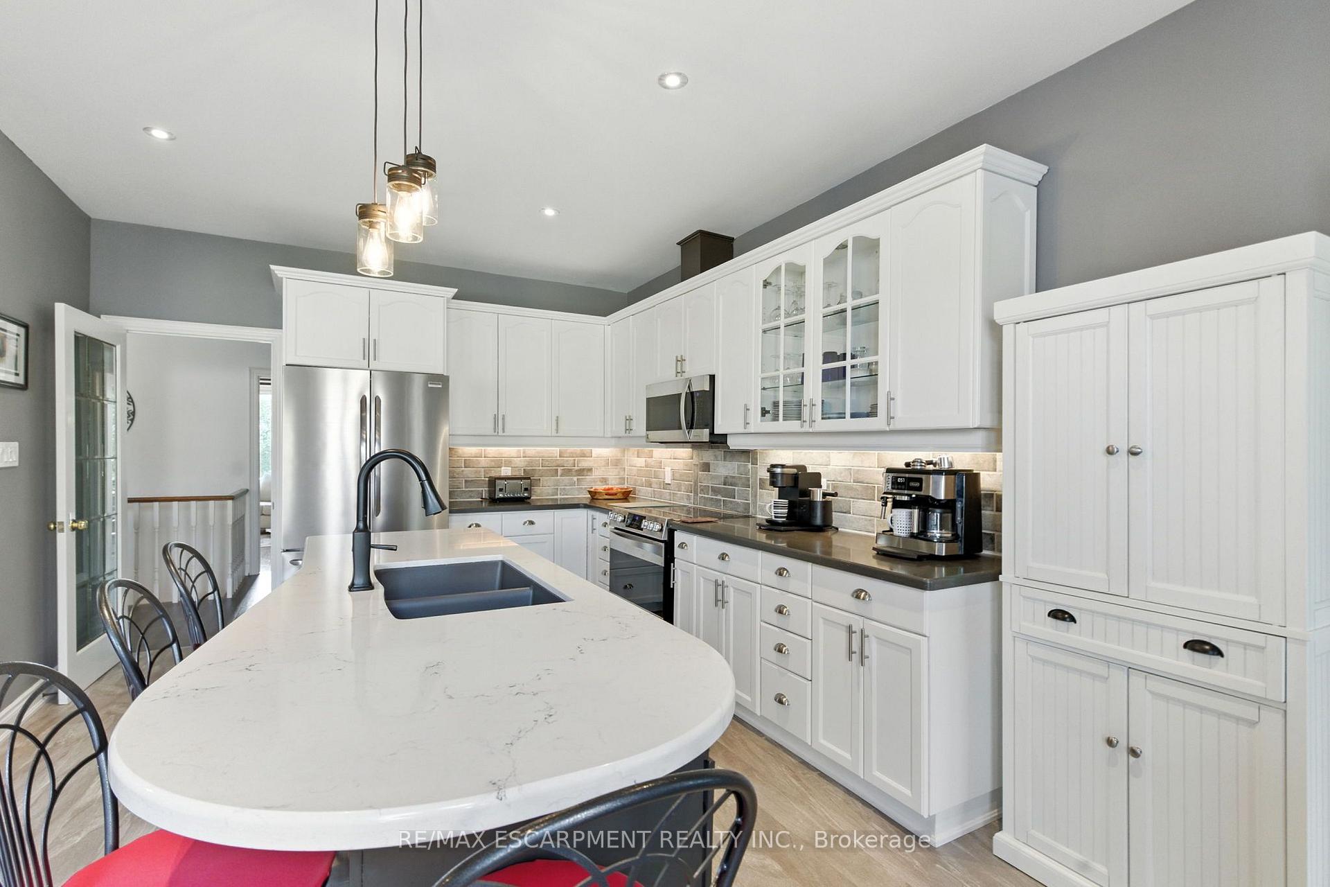 Photo 13 of 10 Featherstone Avenue, Haldimand — HOMEH