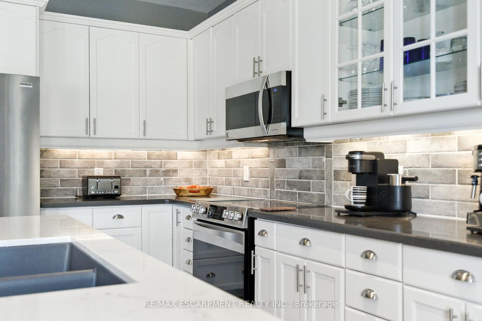 Photo 14 of 10 Featherstone Avenue, Haldimand — HOMEH