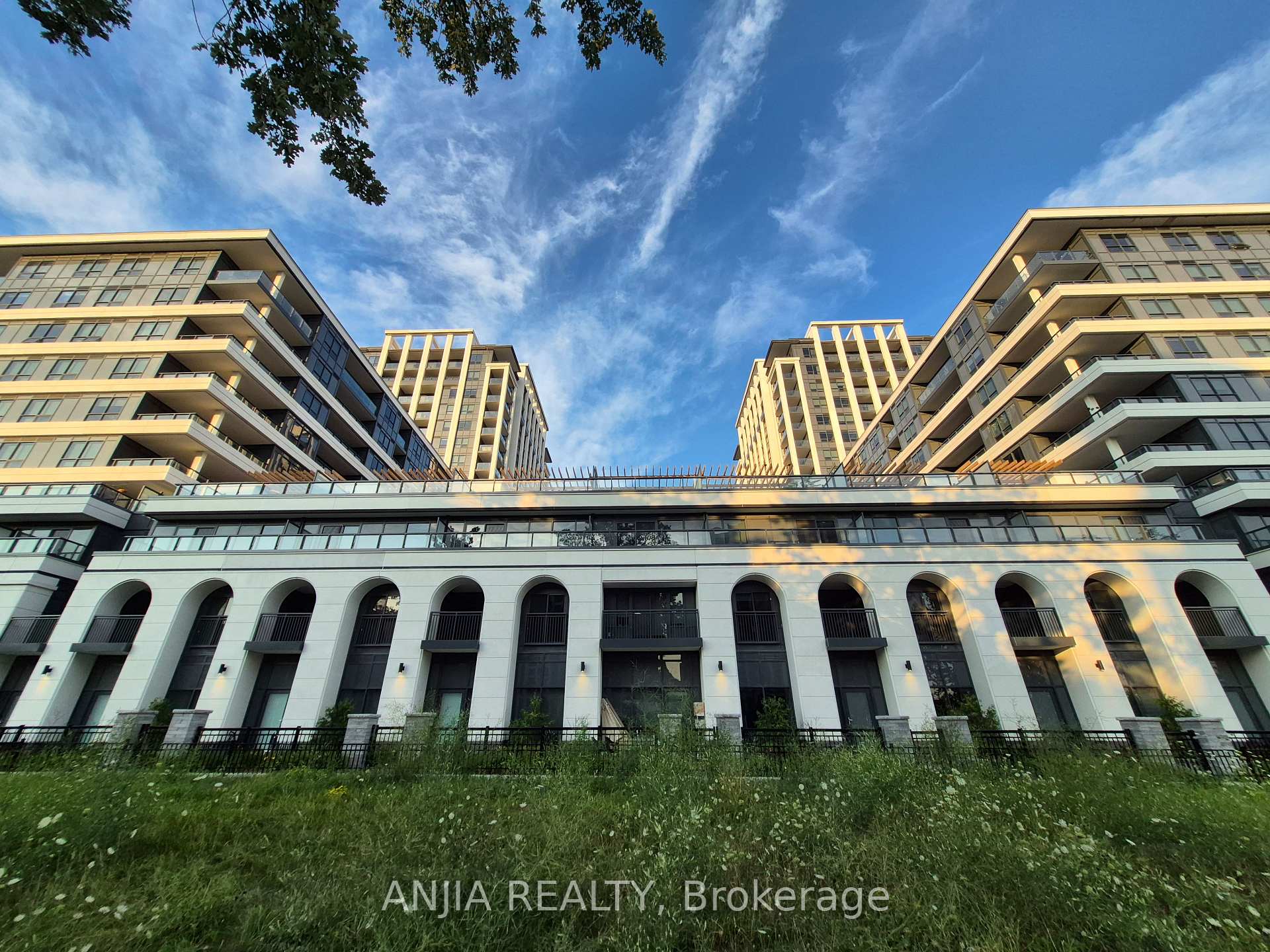 Photo 1 of Unit 321, 8 Cedarland Drive, Markham, Unionville — HOMEH