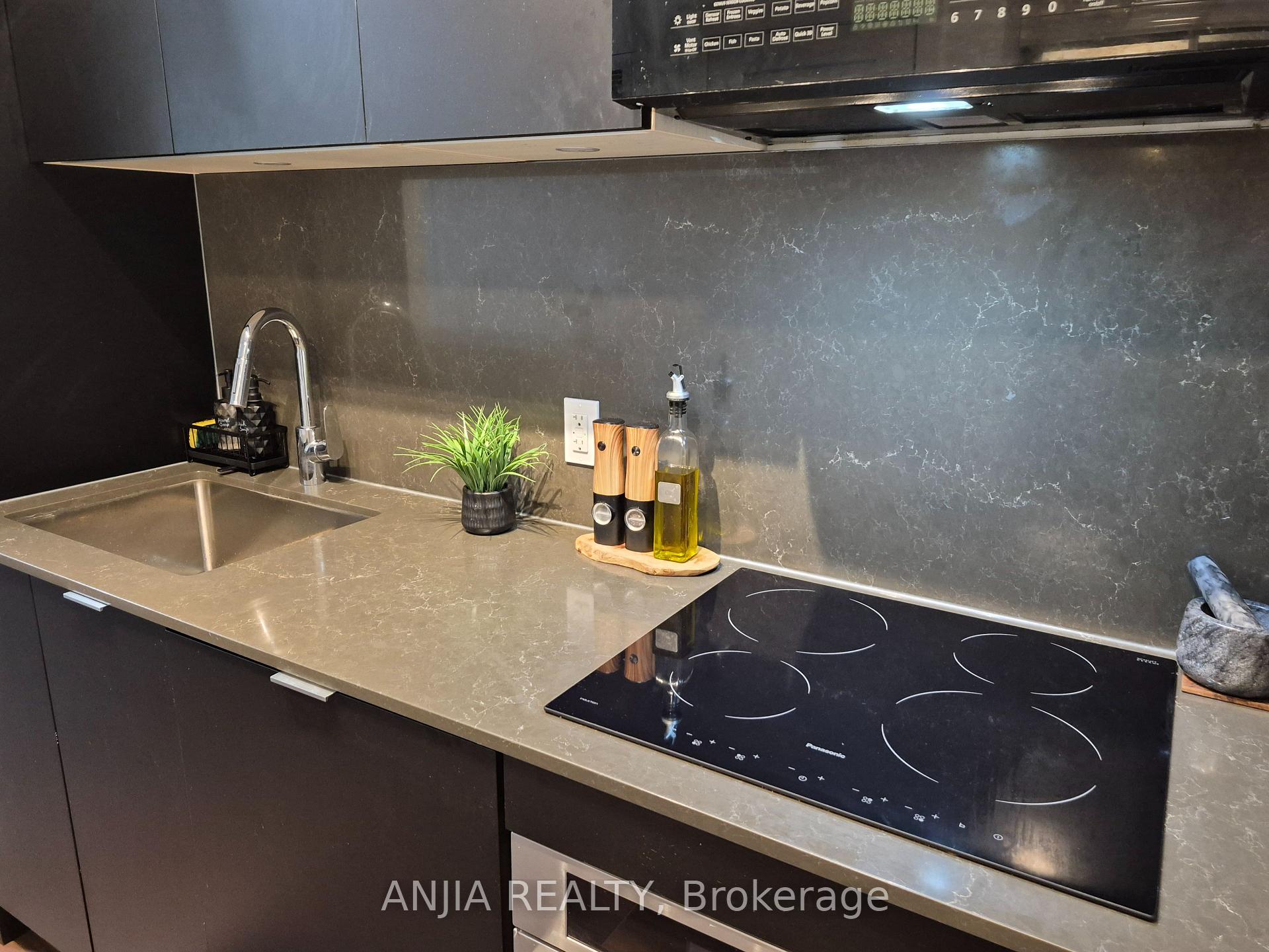 Photo 7 of Unit 321, 8 Cedarland Drive, Markham, Unionville — HOMEH