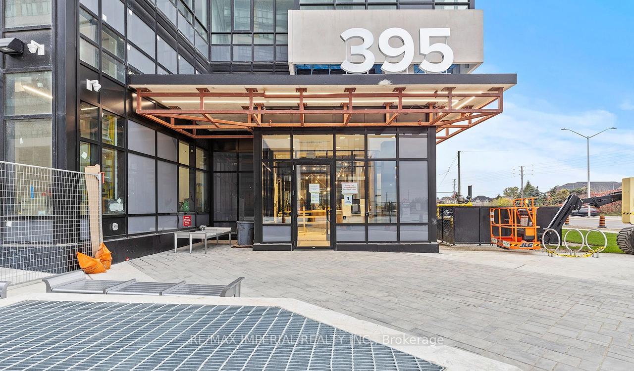 Front of Unit 523, 395 Dundas Street W