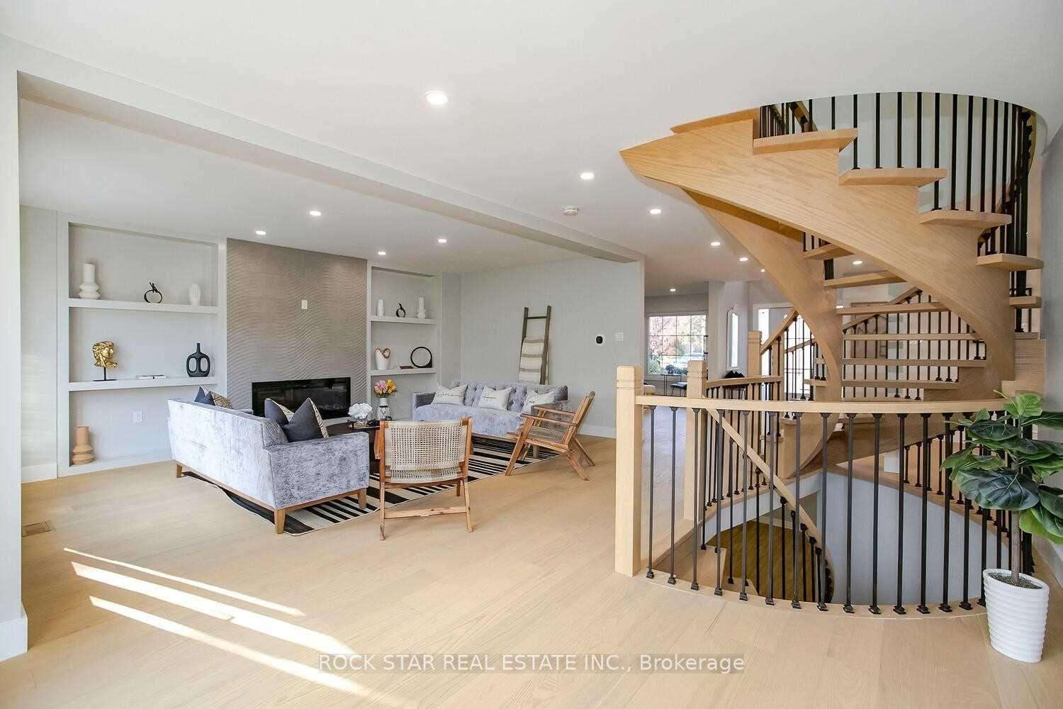 Photo 2 of 160 River Oaks Boulevard E, Oakville, River Oaks — HOMEH
