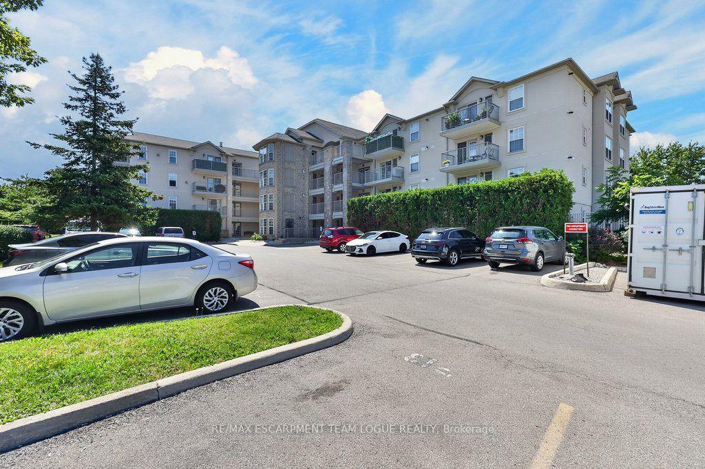 Photo 2 of Unit 105, 1450 Bishops Gate, Oakville, Glen Abbey — HOMEH
