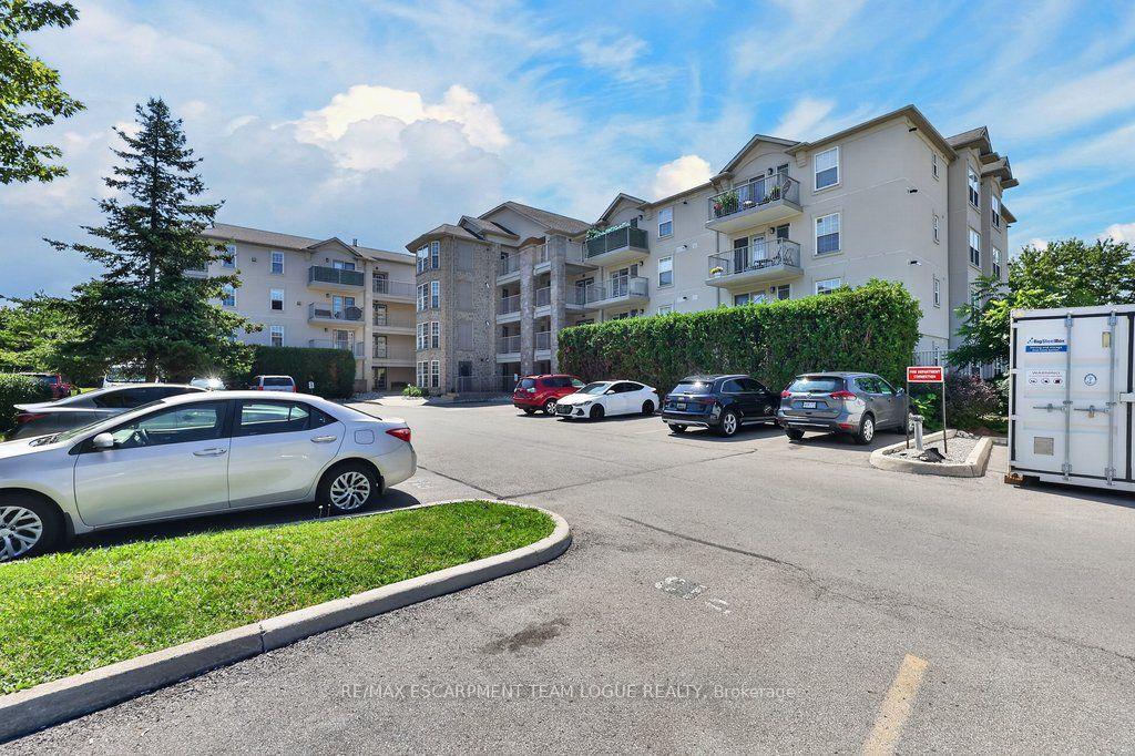 Photo 4 of Unit 105, 1450 Bishops Gate, Oakville, Glen Abbey — HOMEH