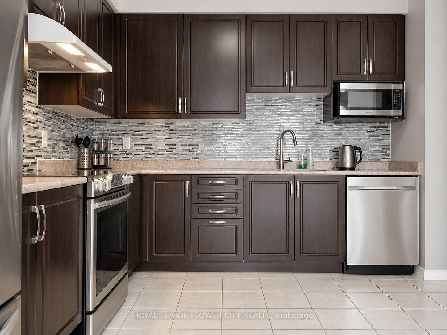 Photo 11 of 7843 Butternut Boulevard, Niagara Falls, Brown — HOMEH